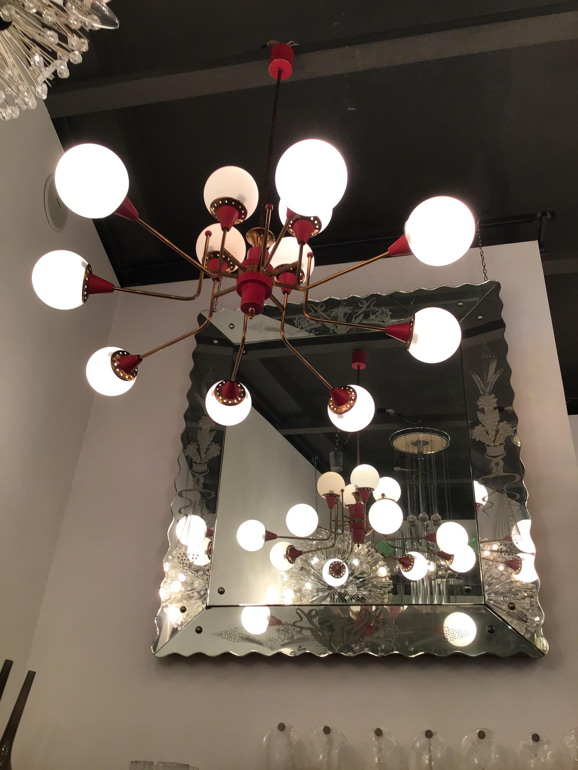 Stilnovo Stilnovo-Kronleuchter, 12 Lichter, Messing, Metall, Opalglas, 1950, Italien im Angebot 3