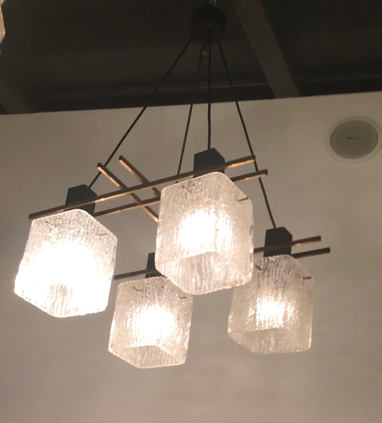 Milieu du XXe siècle Lustre de style Stilnovo 1955 en laiton, métal, fer, verre de Murano, Italie en vente