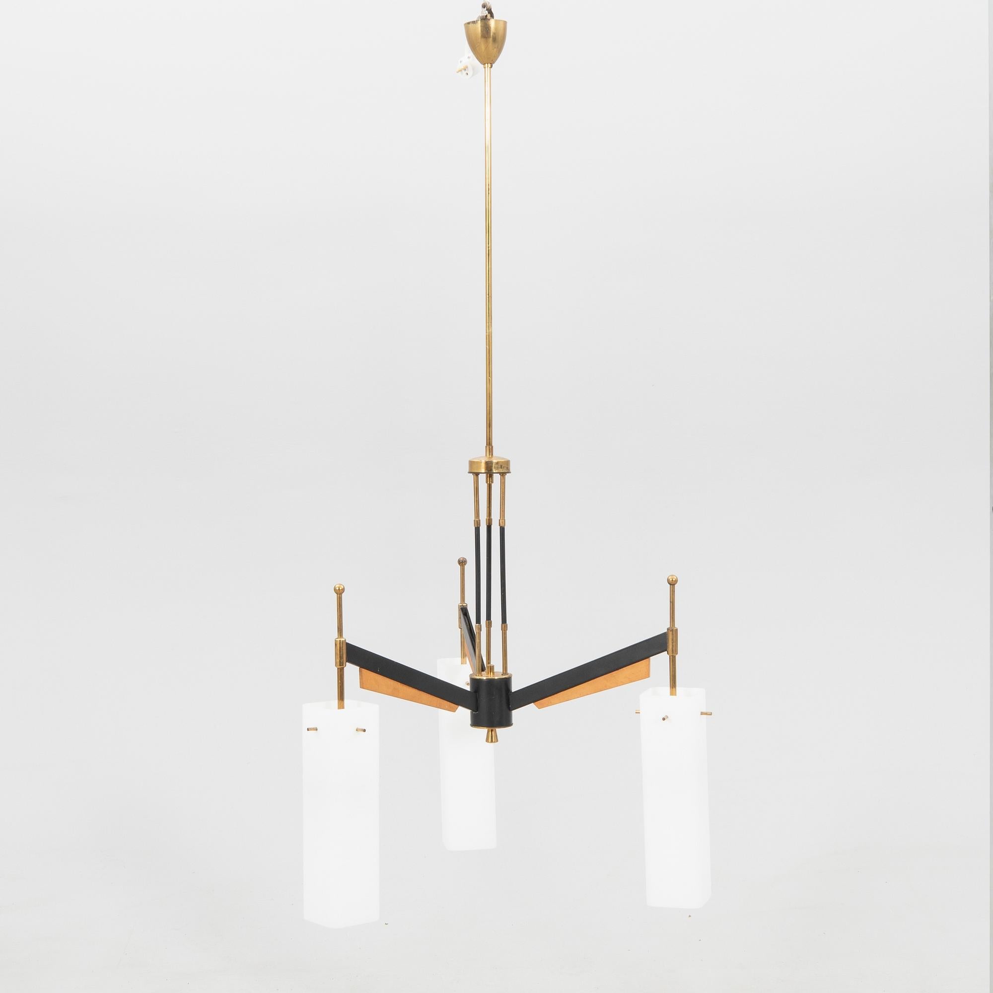 Stilnovo Kronleuchter selten schlankes Modell  hergestellt in den 1950er-1960er Jahren in Italien. Elegantes dreiflammiges Modell mit weißem Milchglas, Messing, schwarzem Metall und Holz. Das Design zeichnet sich durch elegante schwarze Metallarme