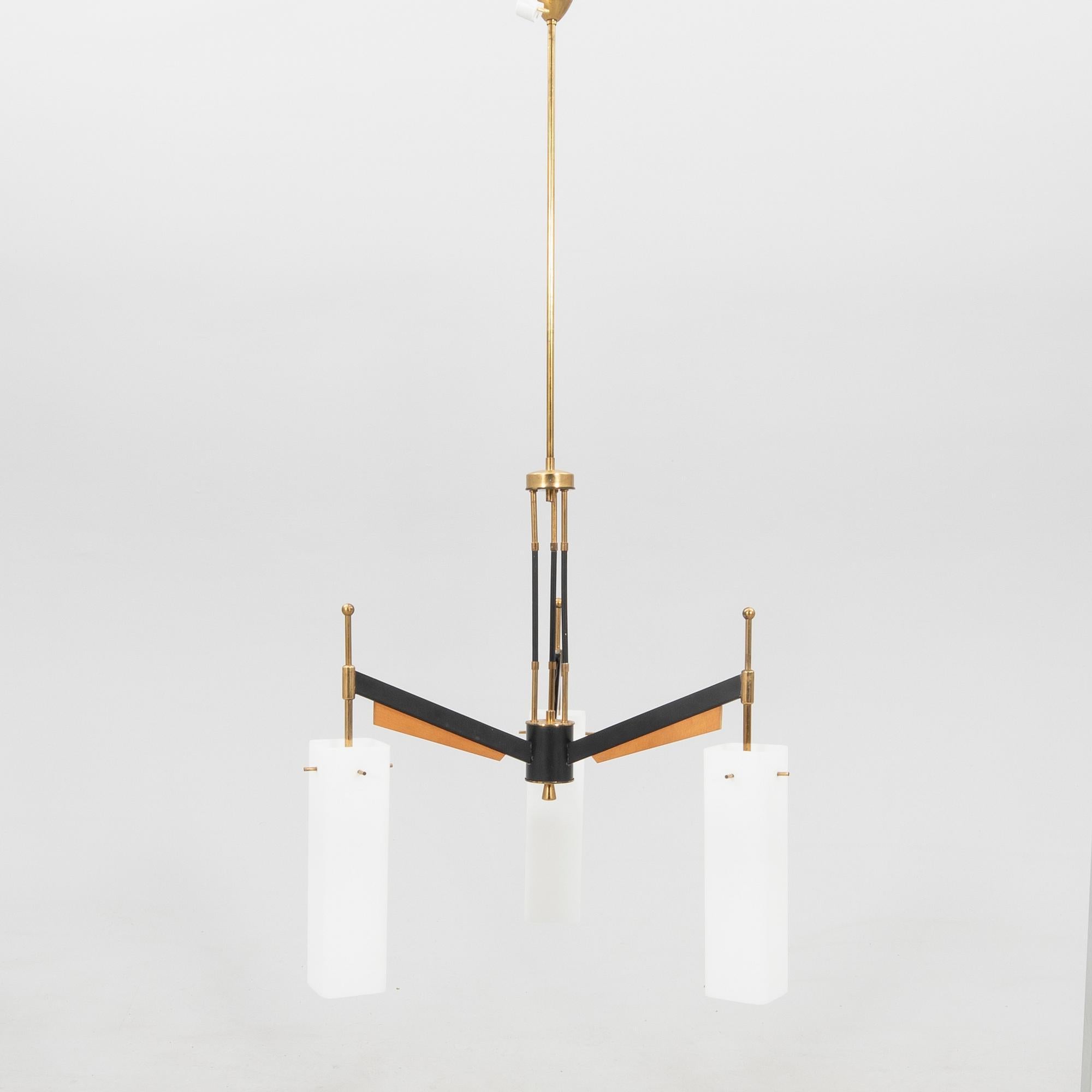 Stilnovo-Kronleuchter mit 3 Glasschirmen, Italien 1960 (Moderne der Mitte des Jahrhunderts) im Angebot