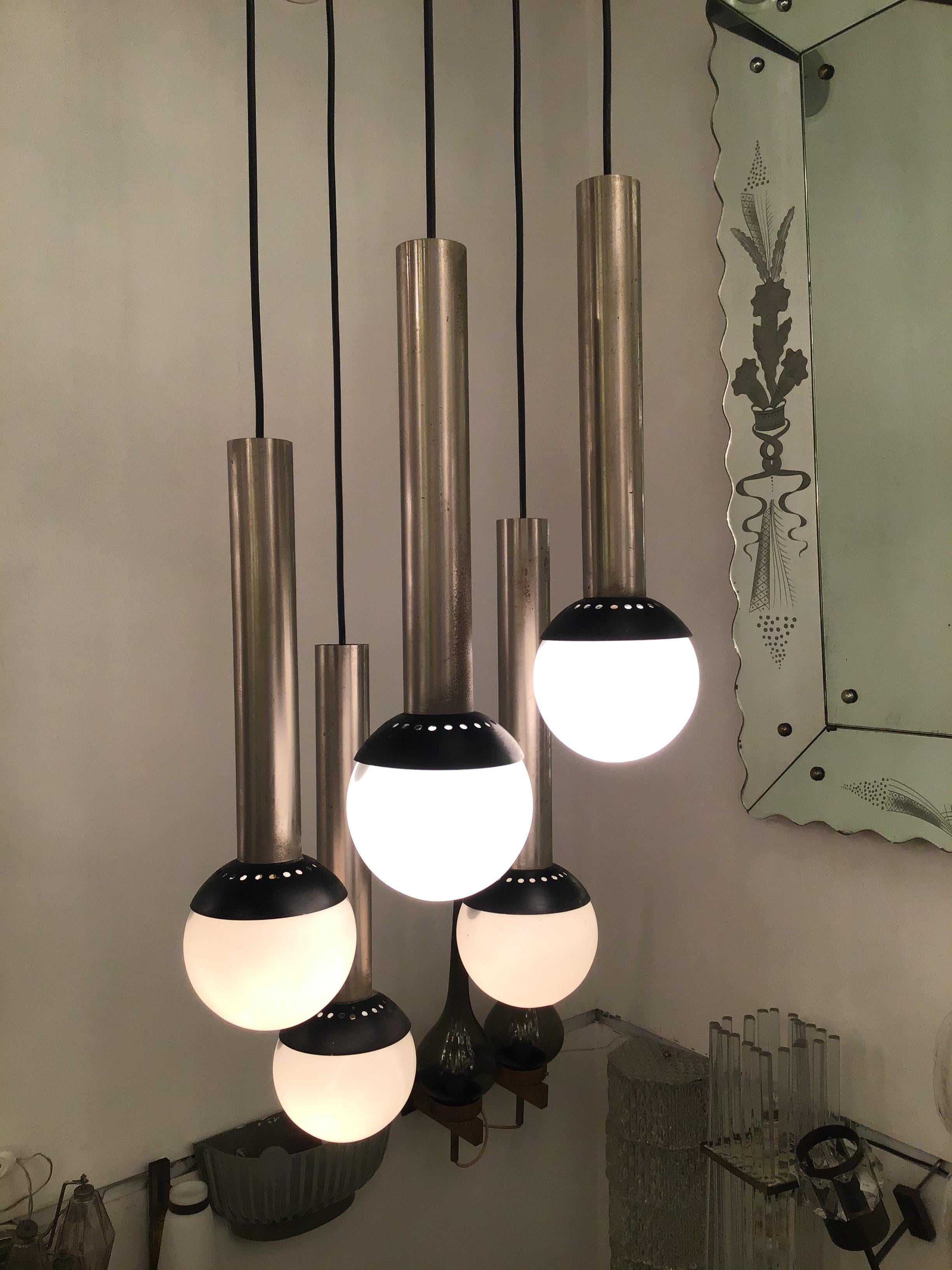 Lampadario Stilnovo a 5 luci in metallo, vetro opalino cromato, 1960, Italia in vendita 6