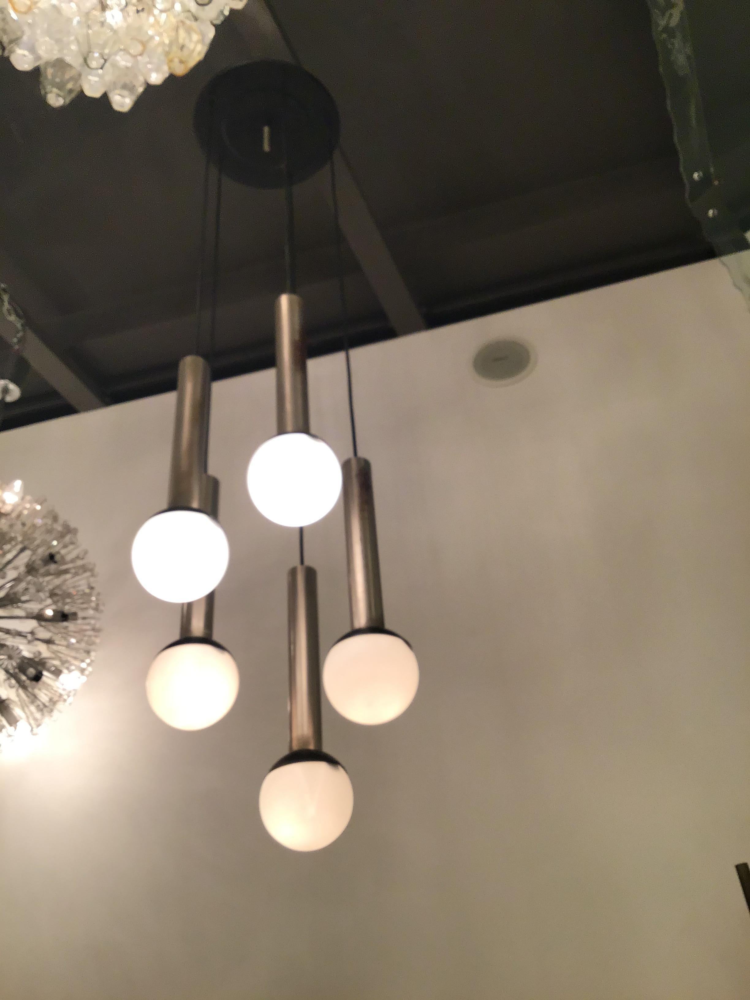 Italiano Lampadario Stilnovo a 5 luci in metallo, vetro opalino cromato, 1960, Italia in vendita