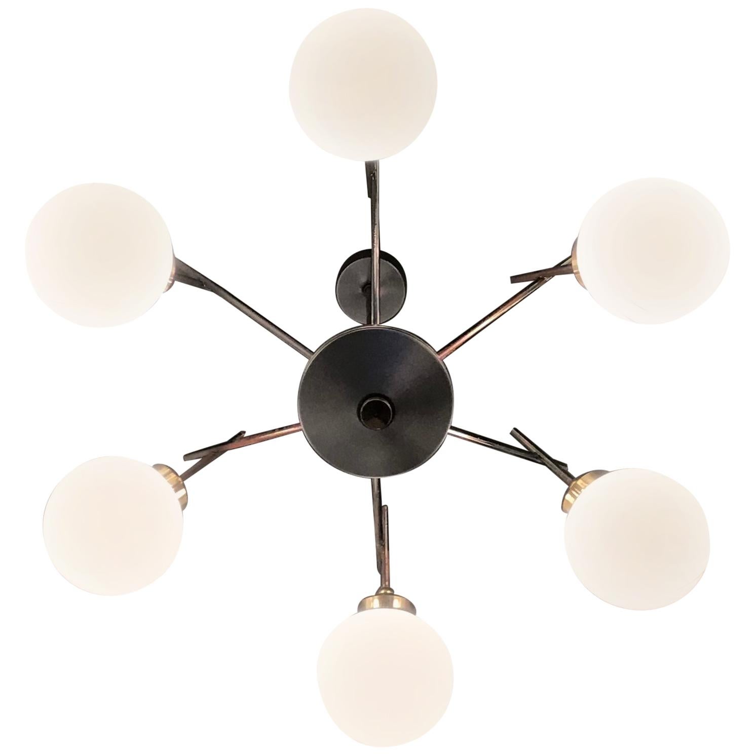 Stilnovo-Kronleuchter mit 6 Lichtern aus Messing und Metallopalglas, 1955, Italien