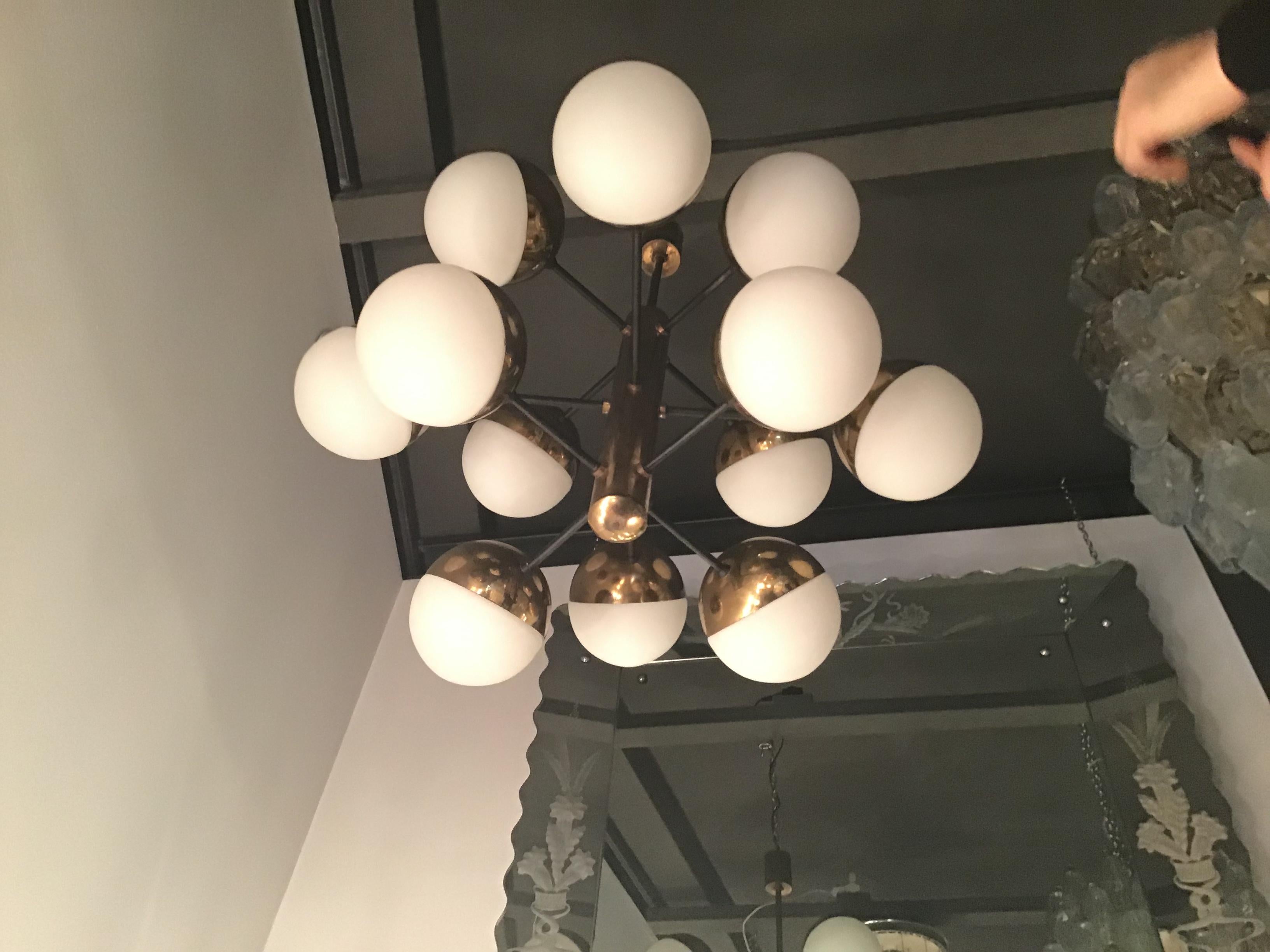 Lustre Stilnovo à 9 éclairages en laiton et verre opalin, 1950 en vente 1