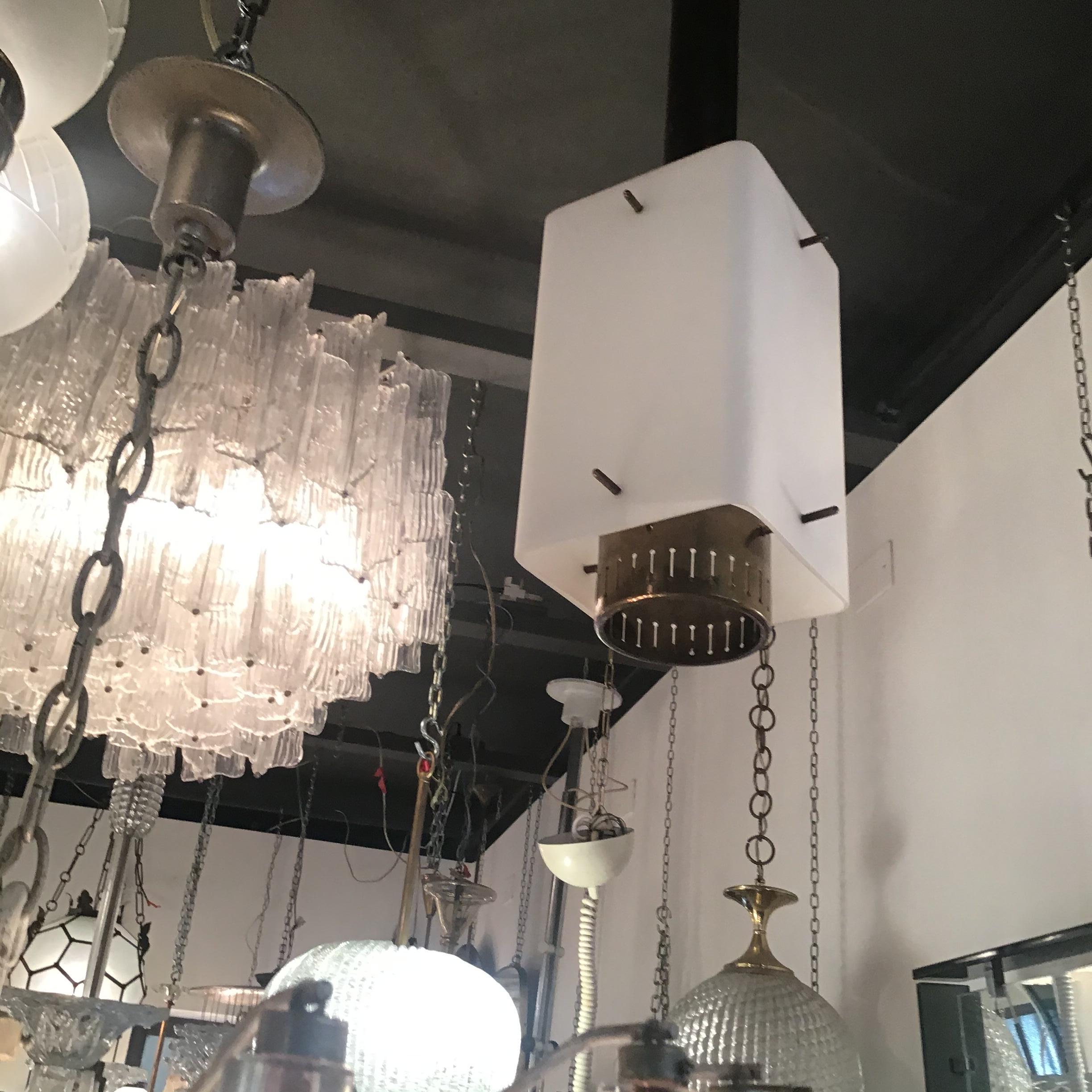 Stilnovo Kronleuchter Messing Opalglas 1950 Italien im Zustand „Gut“ im Angebot in Milano, IT
