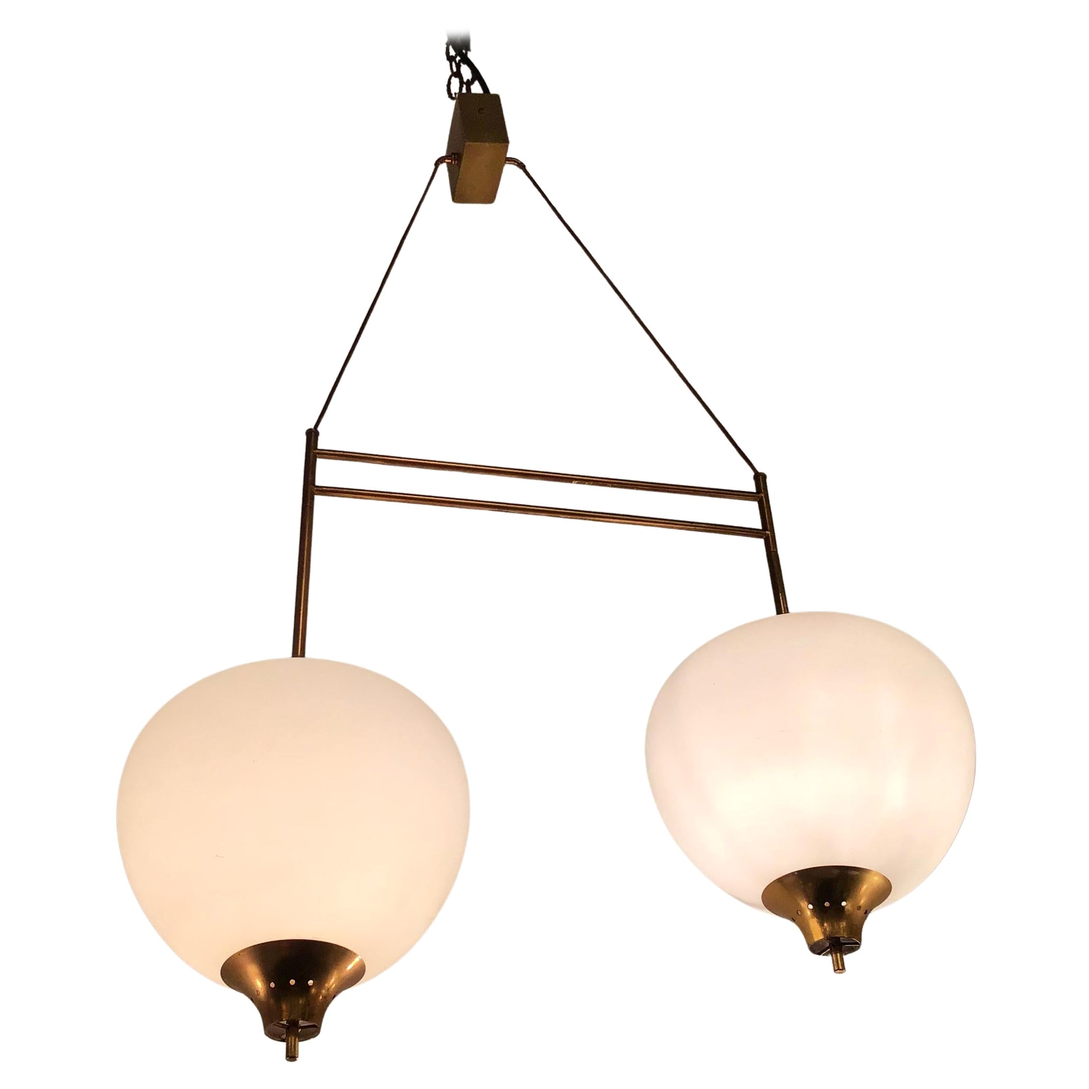 Lustre Stilnovo en laiton et verre opalin, 1950, Italie