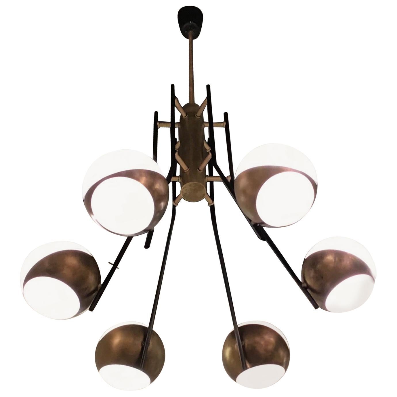 Lampadario in stile Stilnovo in ottone, vetro opalino, ferro, 1950, Italia