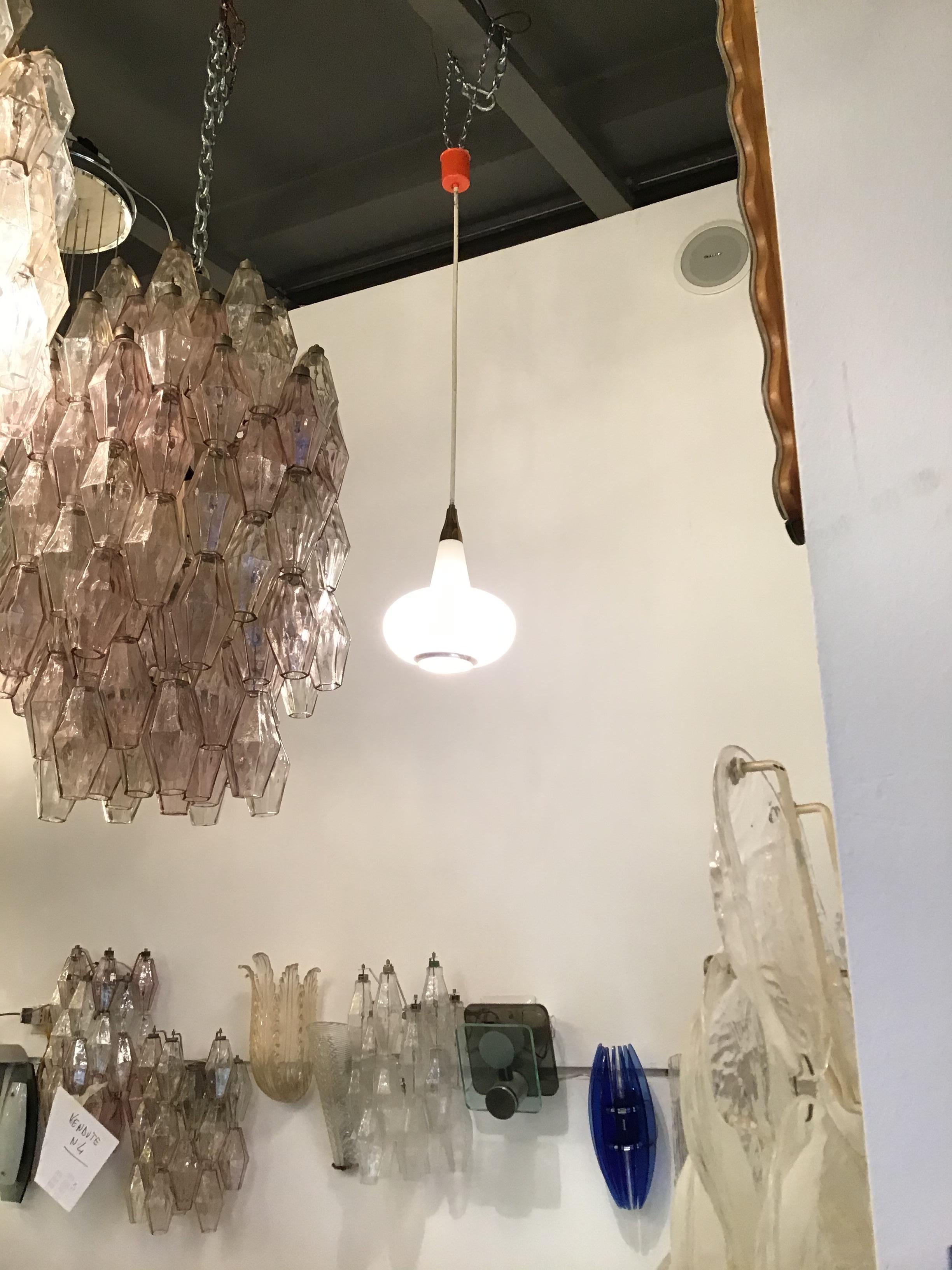 Araña de estilo Stilnovo de latón y cristal opalino, 1950, Italia Otro en venta