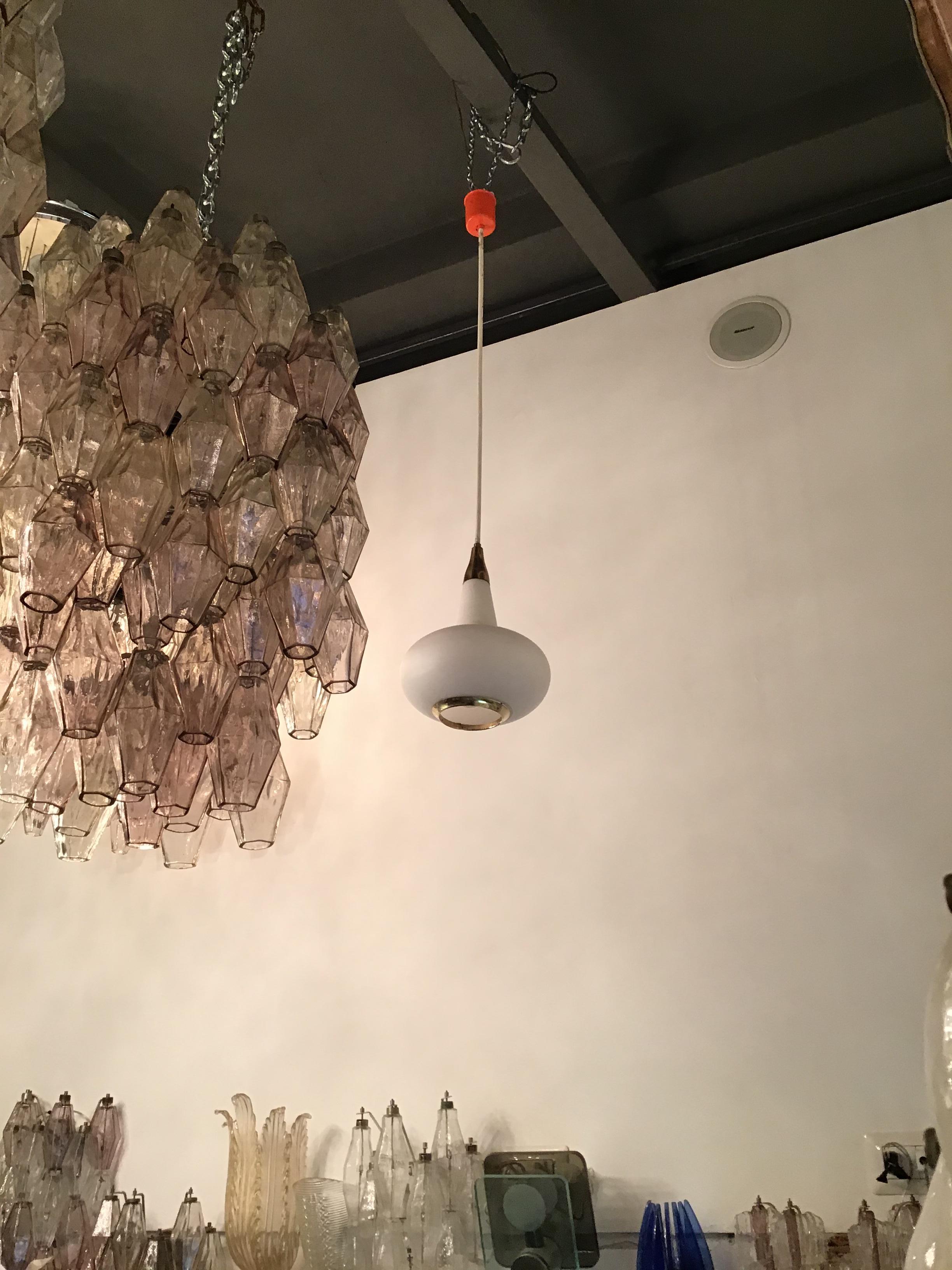Araña de estilo Stilnovo de latón y cristal opalino, 1950, Italia en venta 1
