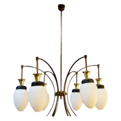 Lustre Stilnovo en laiton avec 6 verres opalins , Italie 1960