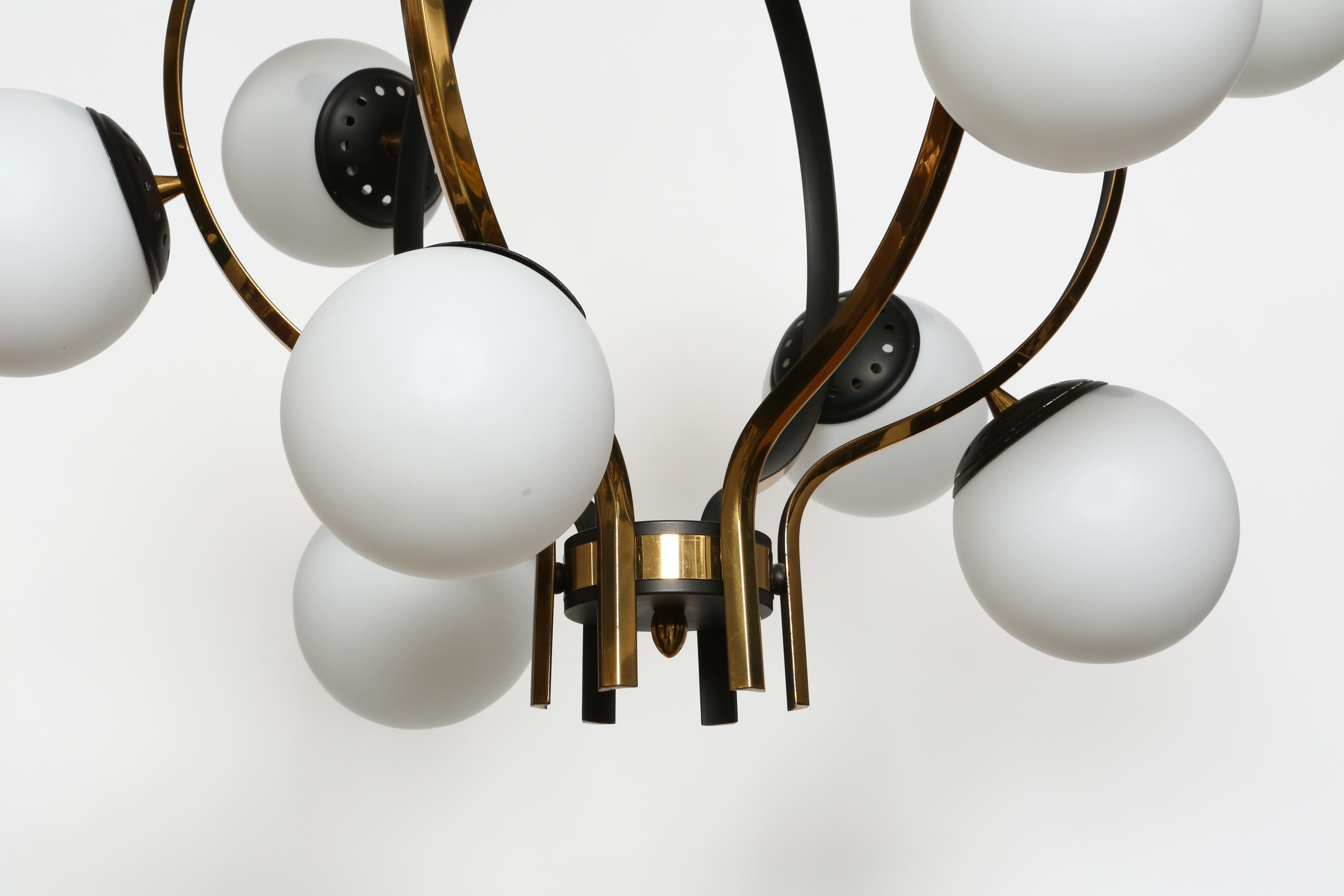 Mid-Century Modern Stilnovo Chandelier circa 1960s For Sale