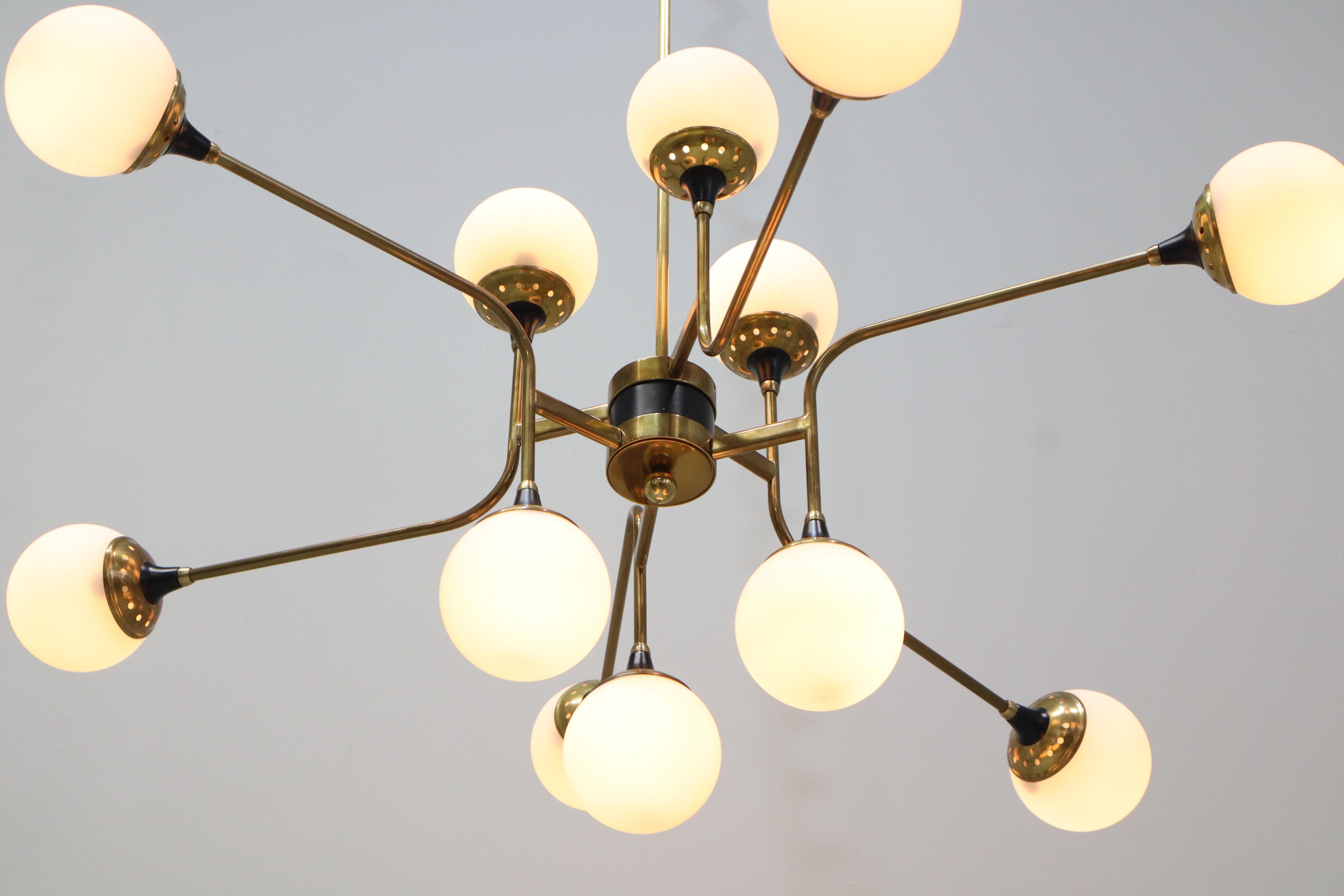 Lampadario Stilnovo a diciotto luci in ottone e vetro bianco 1950, italiano in vendita 3