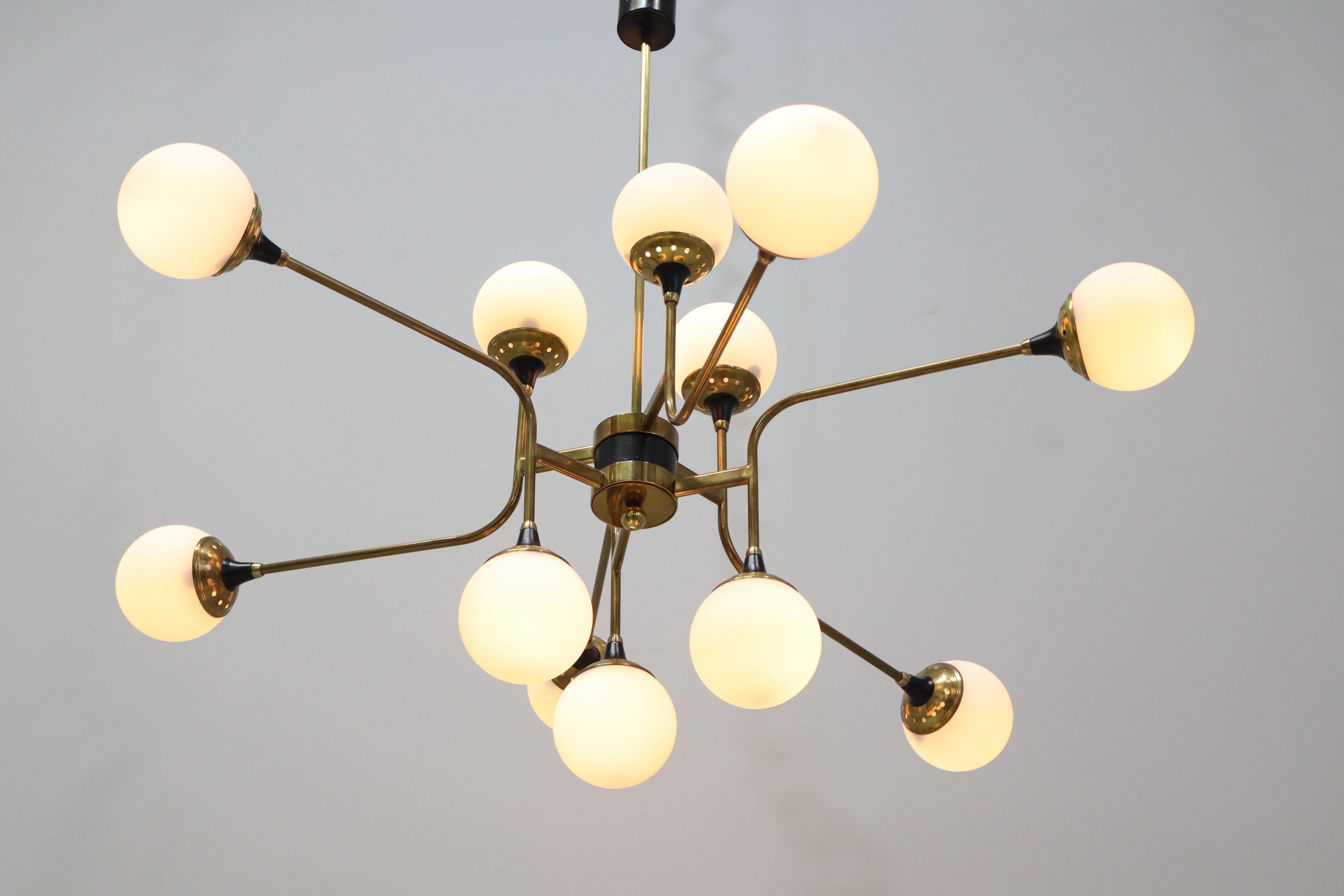 Lampadario Stilnovo a diciotto luci in ottone e vetro bianco 1950, italiano in vendita 4