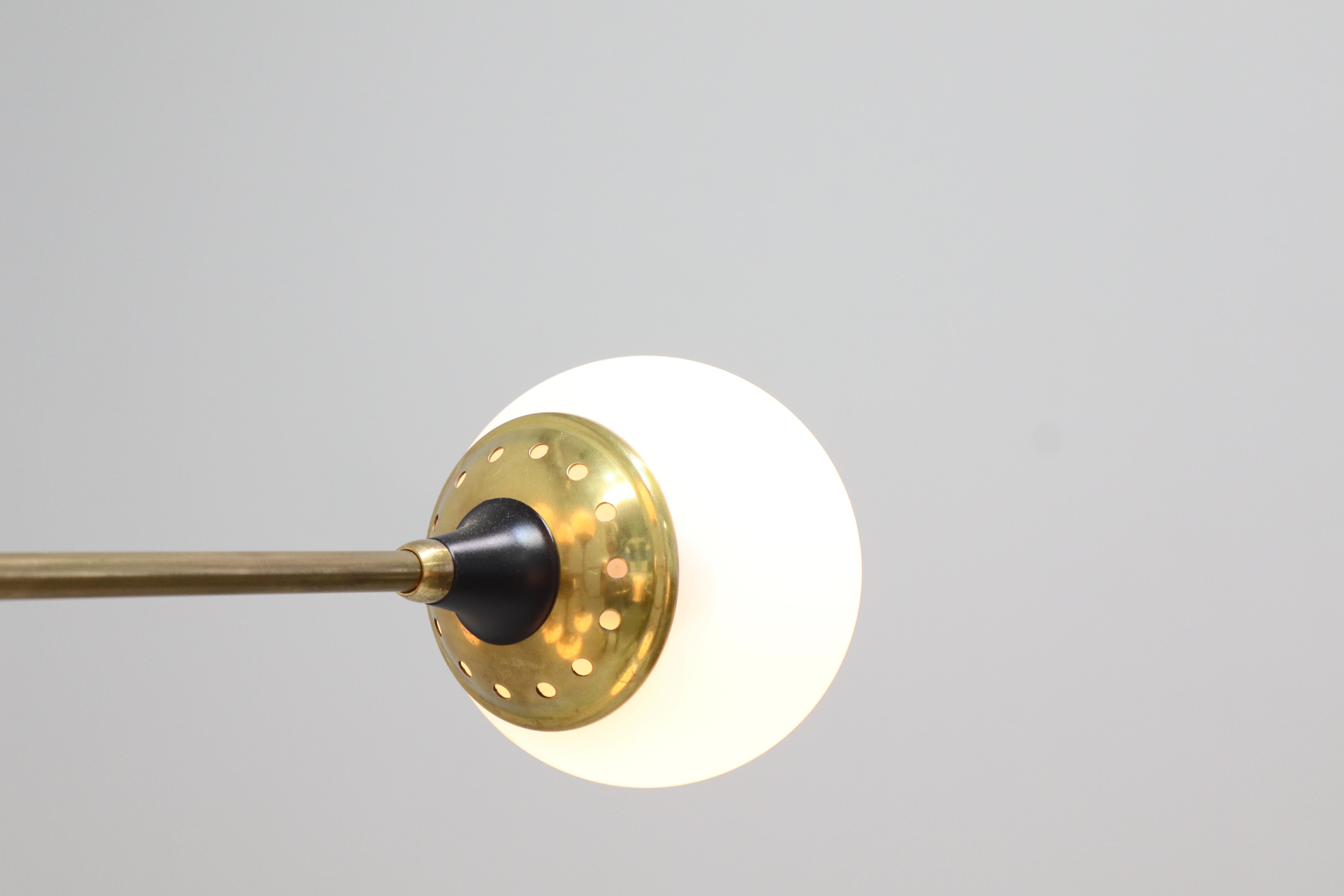 Lampadario Stilnovo a diciotto luci in ottone e vetro bianco 1950, italiano in vendita 5