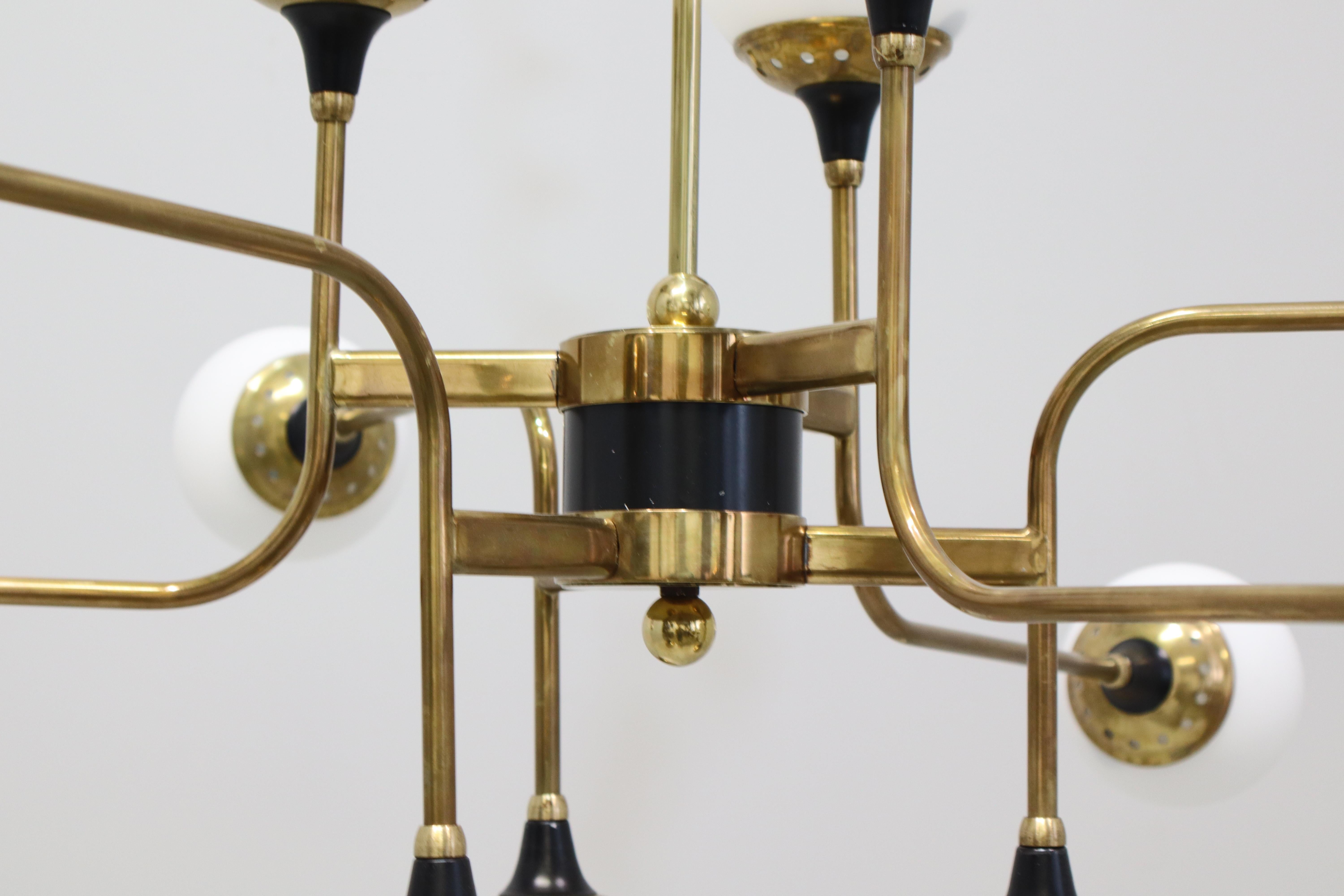 Lampadario Stilnovo a diciotto luci in ottone e vetro bianco 1950, italiano in vendita 6