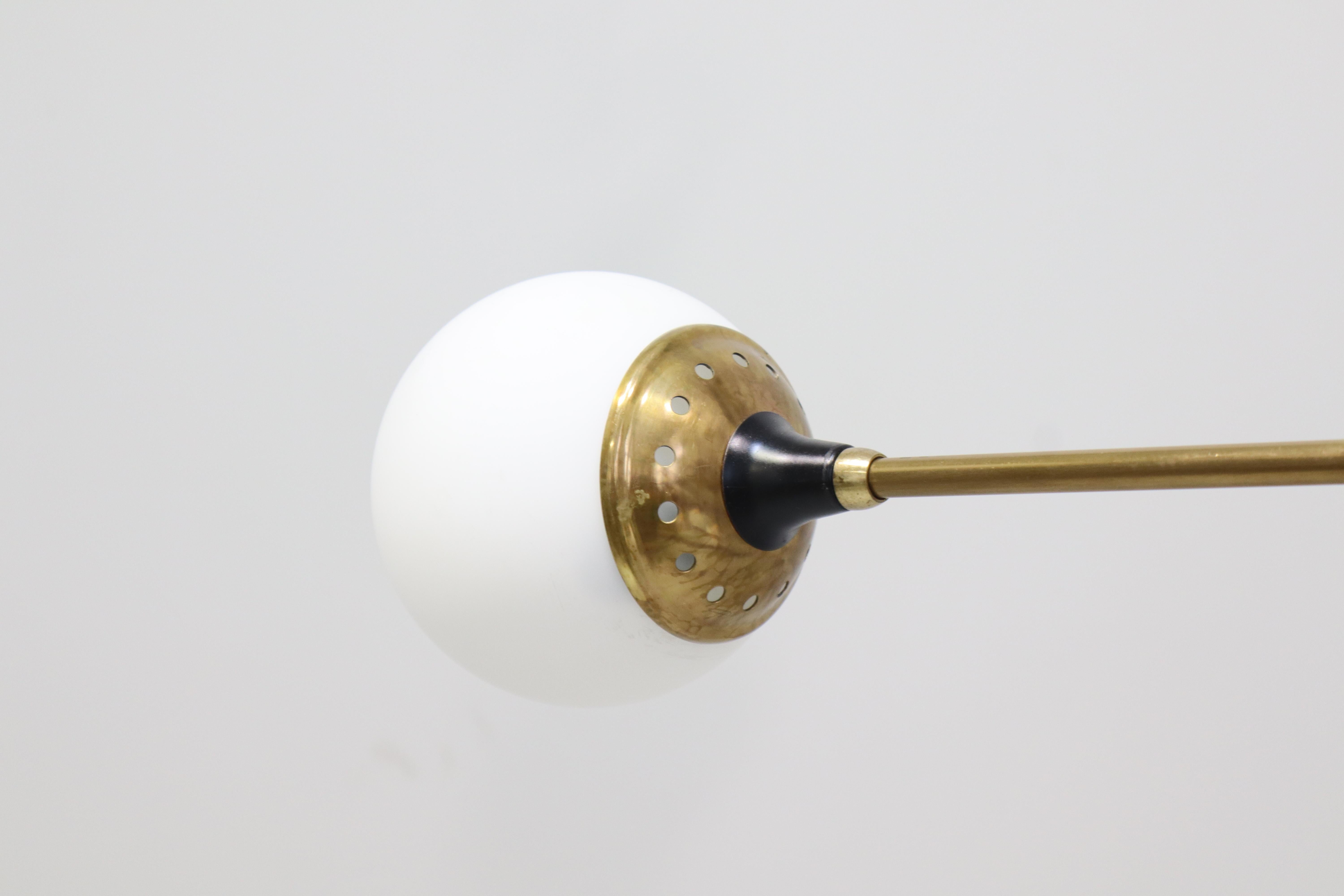 Lampadario Stilnovo a diciotto luci in ottone e vetro bianco 1950, italiano in vendita 7