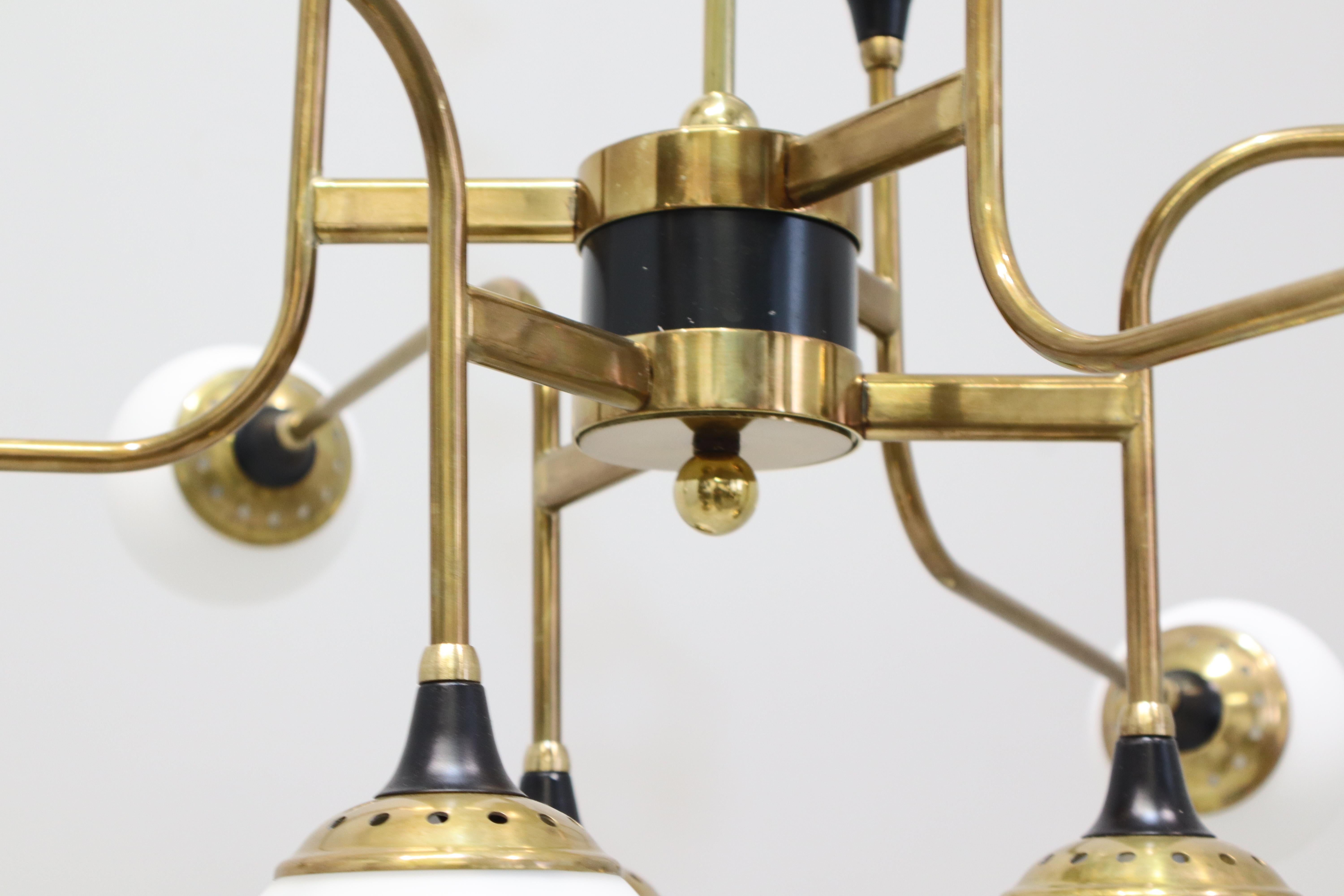 Lampadario Stilnovo a diciotto luci in ottone e vetro bianco 1950, italiano in vendita 8