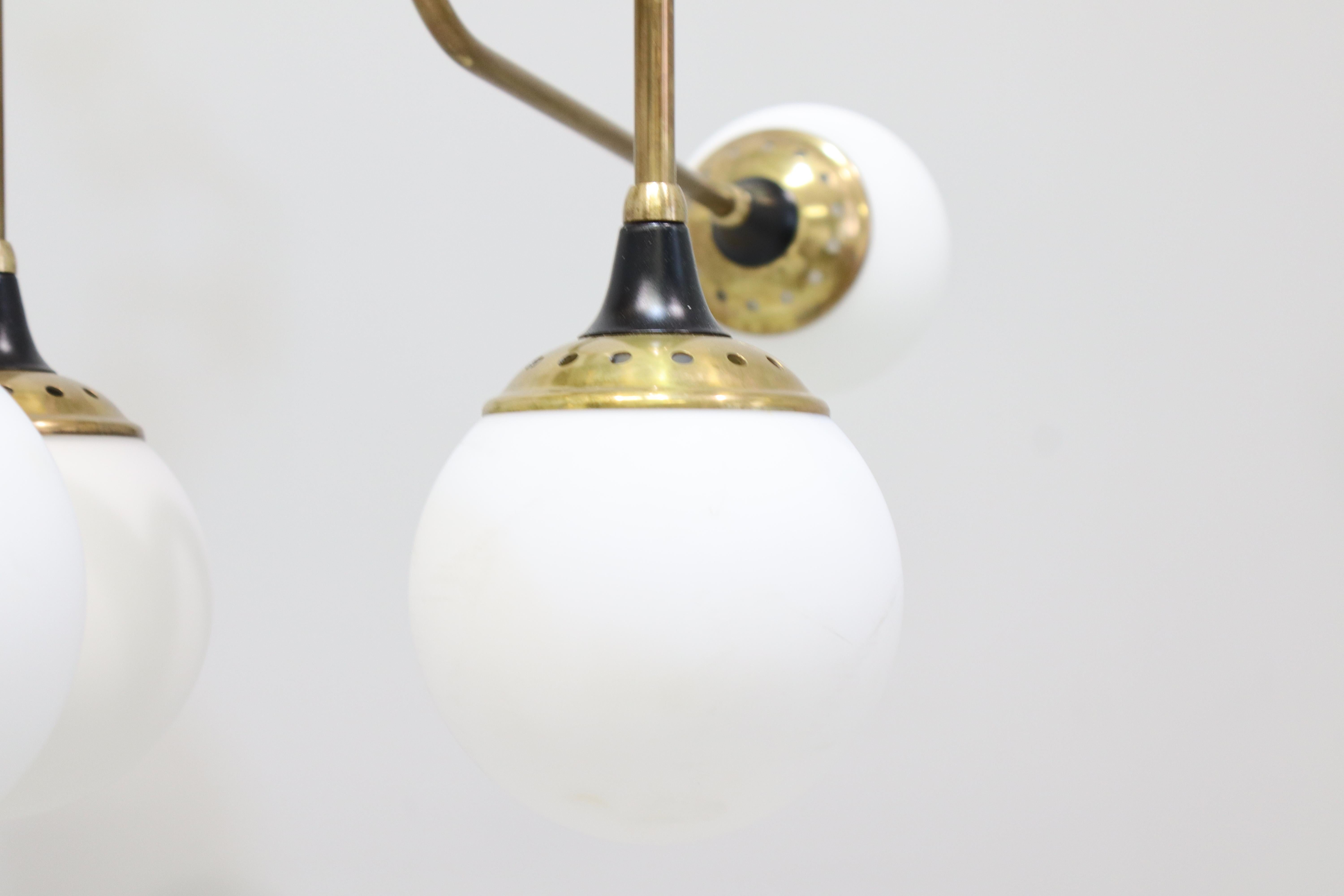 Lampadario Stilnovo a diciotto luci in ottone e vetro bianco 1950, italiano in vendita 9