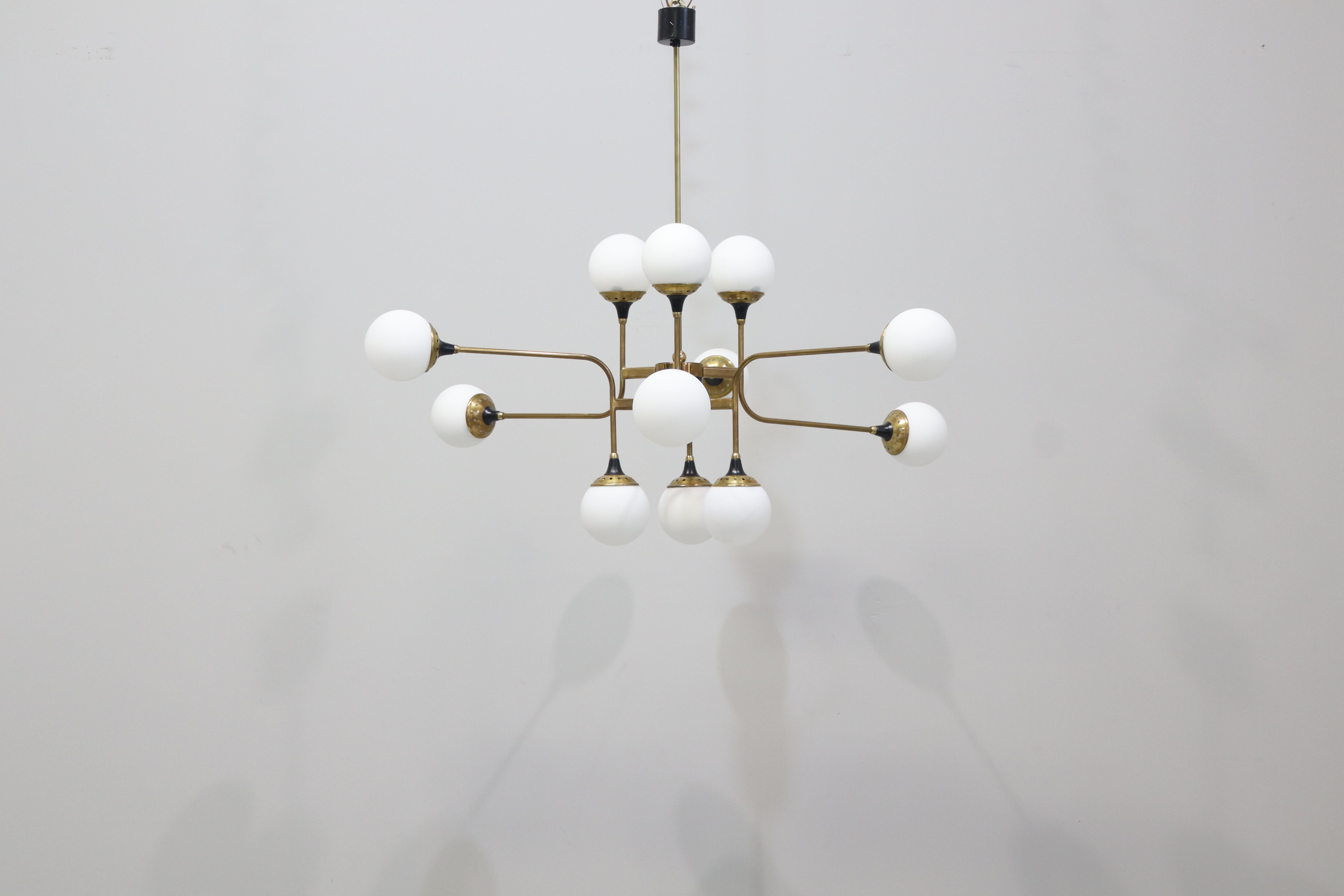 Lampadario Stilnovo a diciotto luci in ottone e vetro bianco, 1950, italiano.