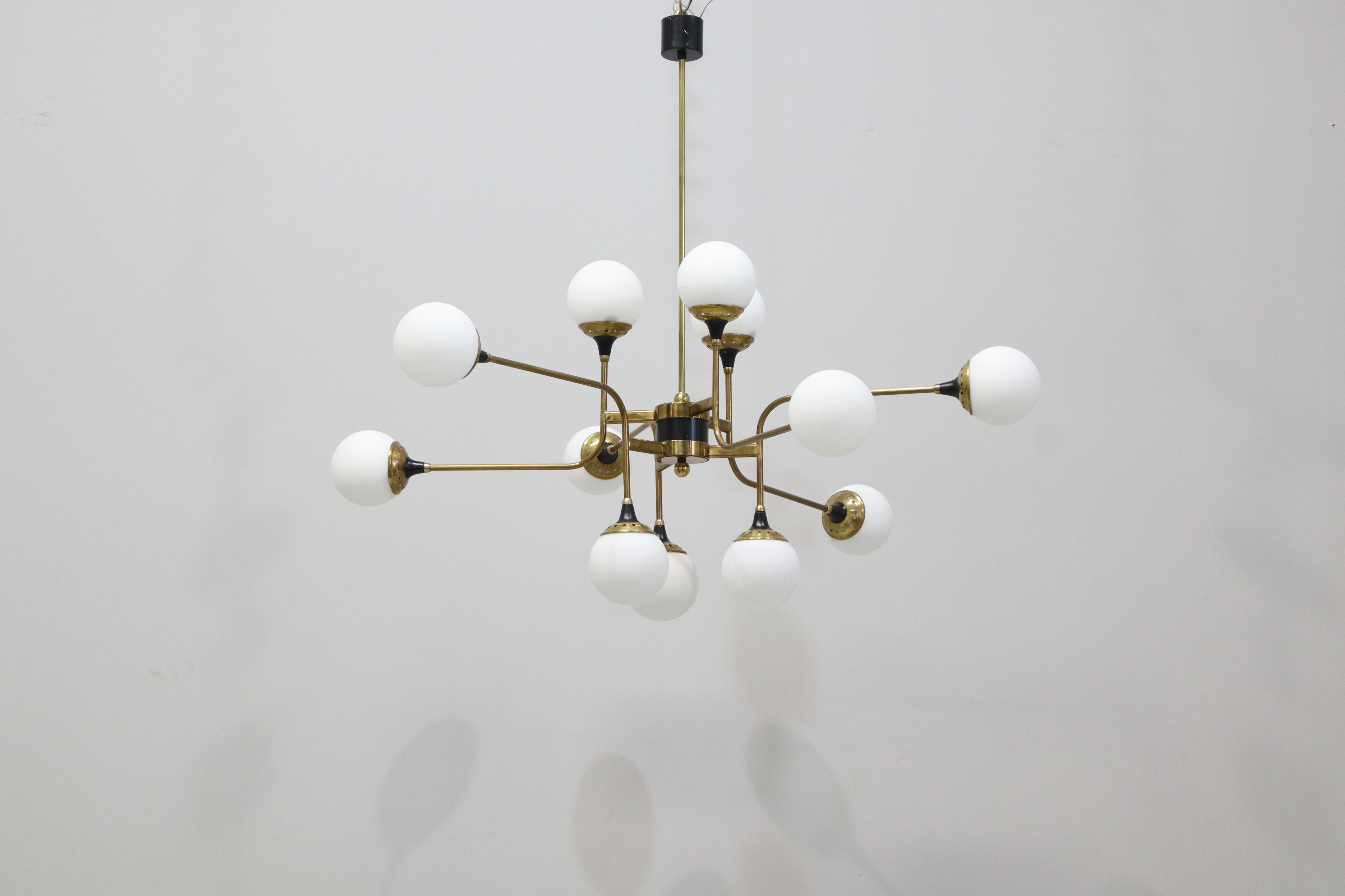 Italiano Lampadario Stilnovo a diciotto luci in ottone e vetro bianco 1950, italiano in vendita