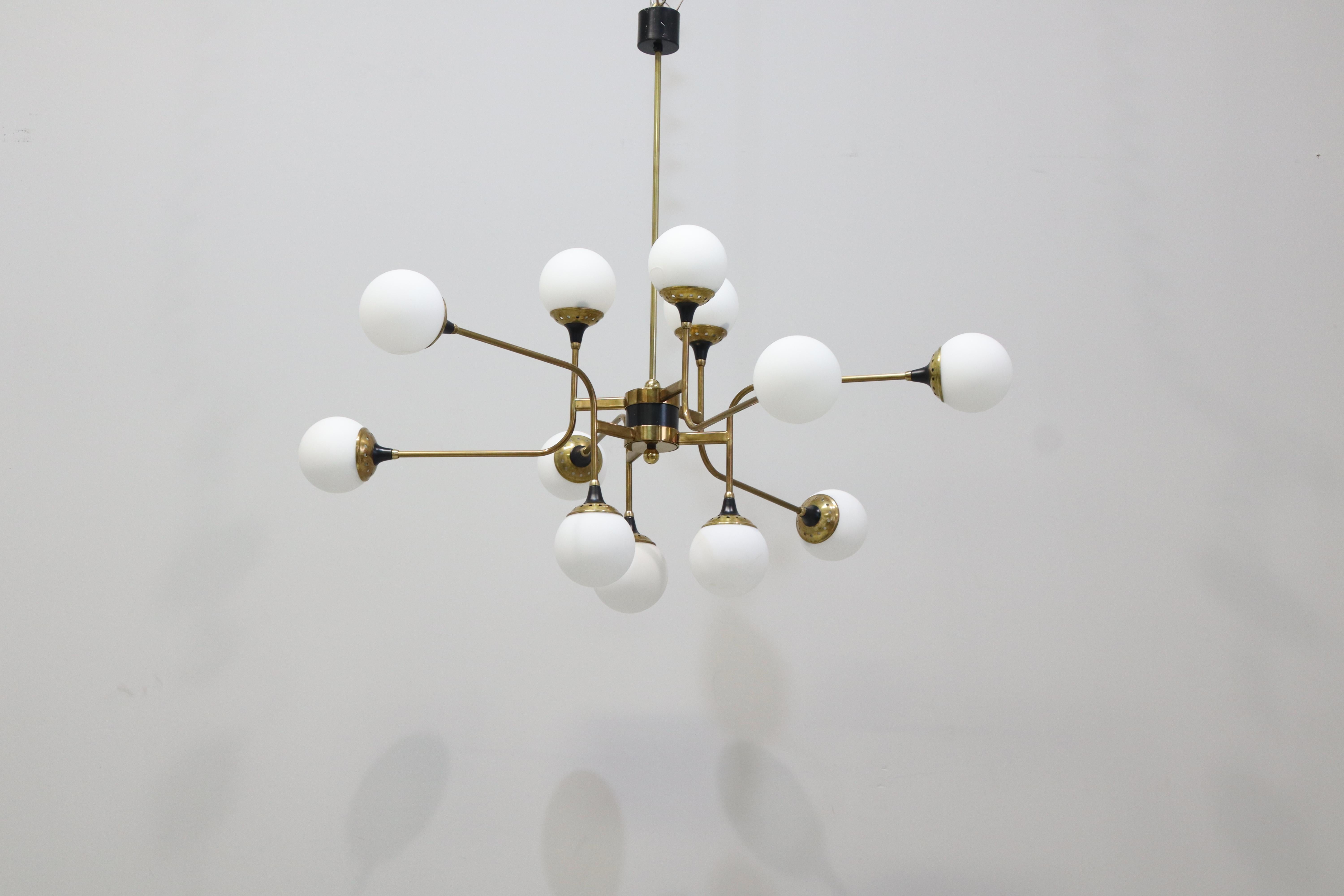Lampadario Stilnovo a diciotto luci in ottone e vetro bianco 1950, italiano In condizioni buone in vendita a Rovereta, Repubblica di San Marino