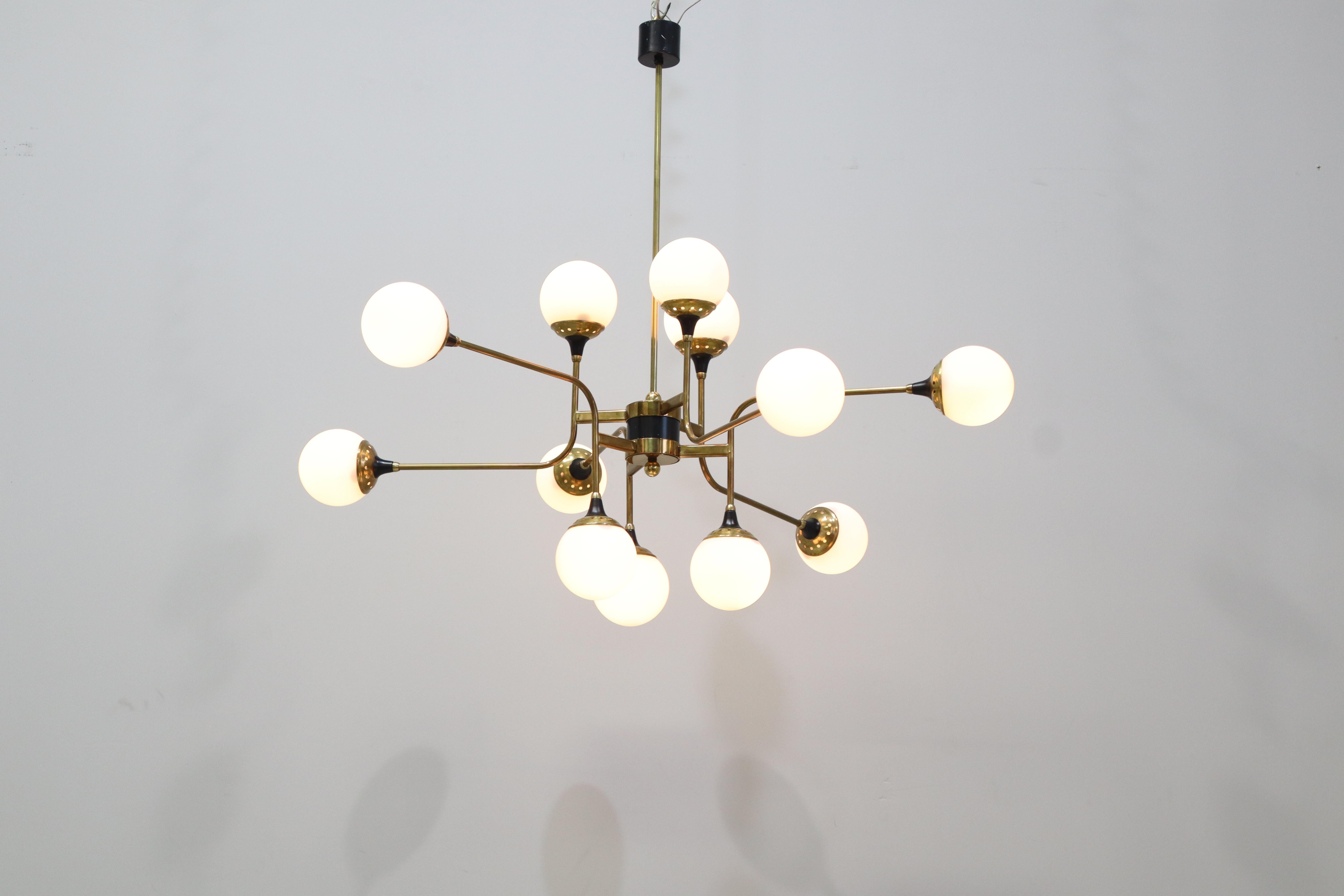 XX secolo Lampadario Stilnovo a diciotto luci in ottone e vetro bianco 1950, italiano in vendita