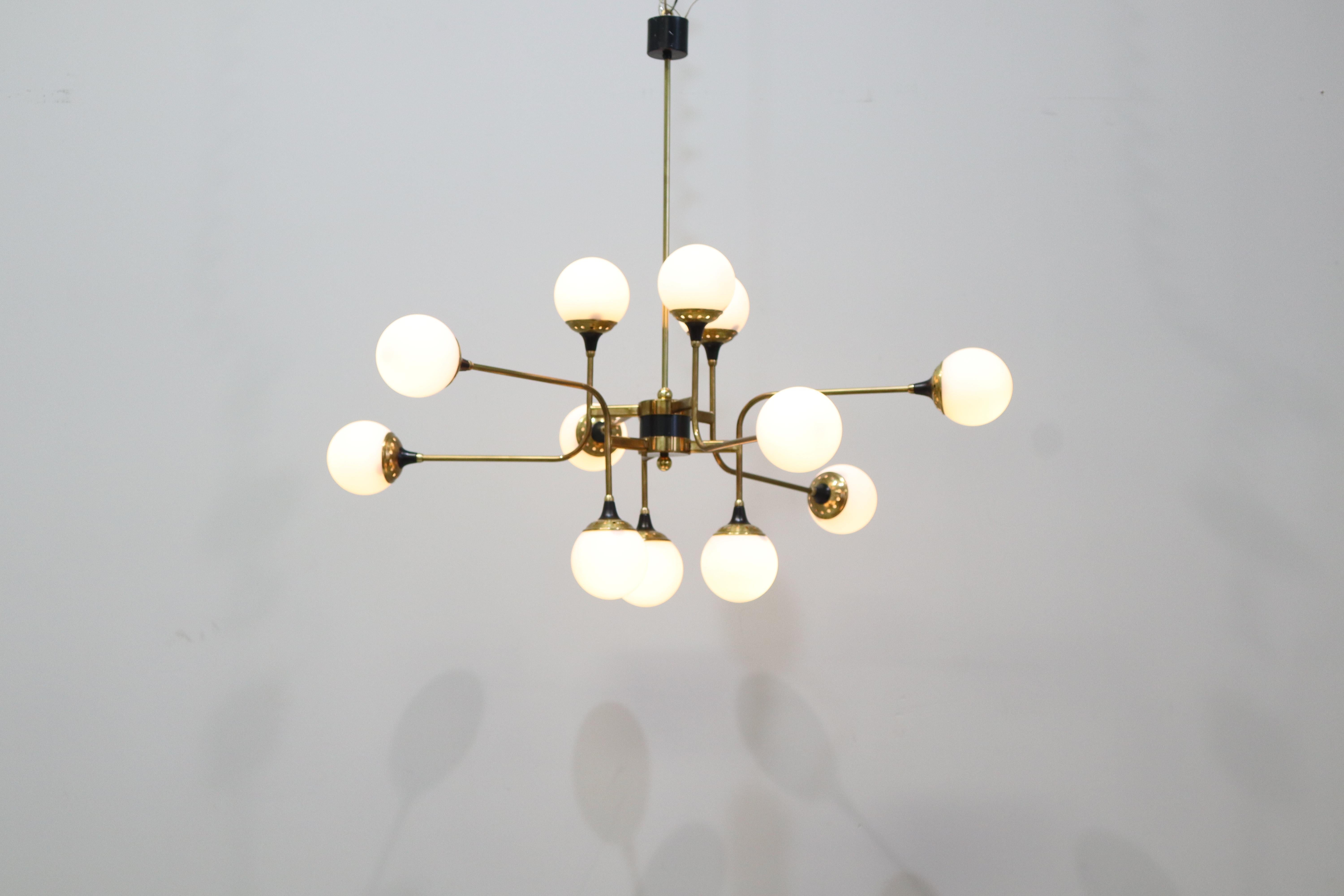 Ottone Lampadario Stilnovo a diciotto luci in ottone e vetro bianco 1950, italiano in vendita