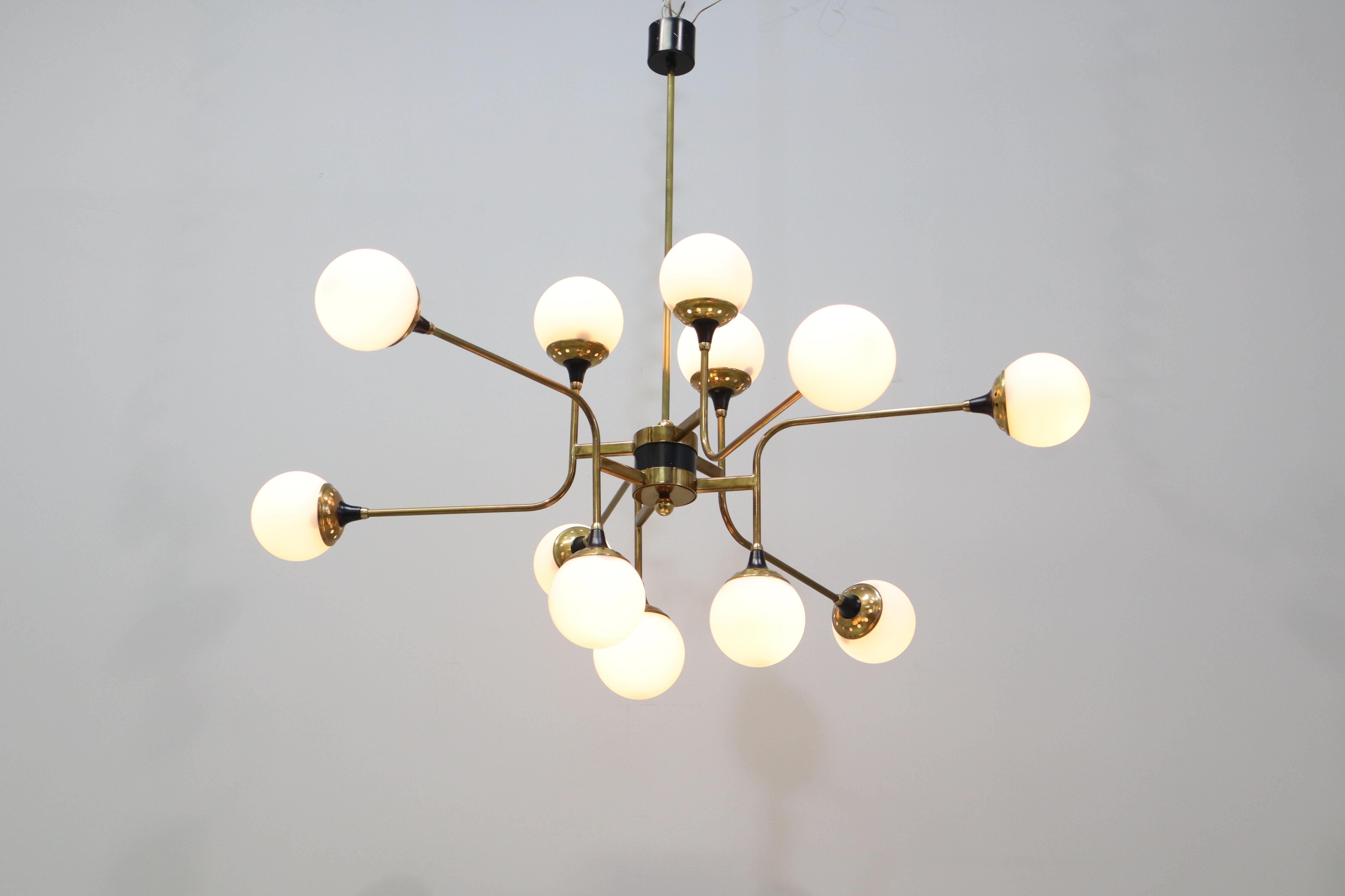 Lampadario Stilnovo a diciotto luci in ottone e vetro bianco 1950, italiano in vendita 1