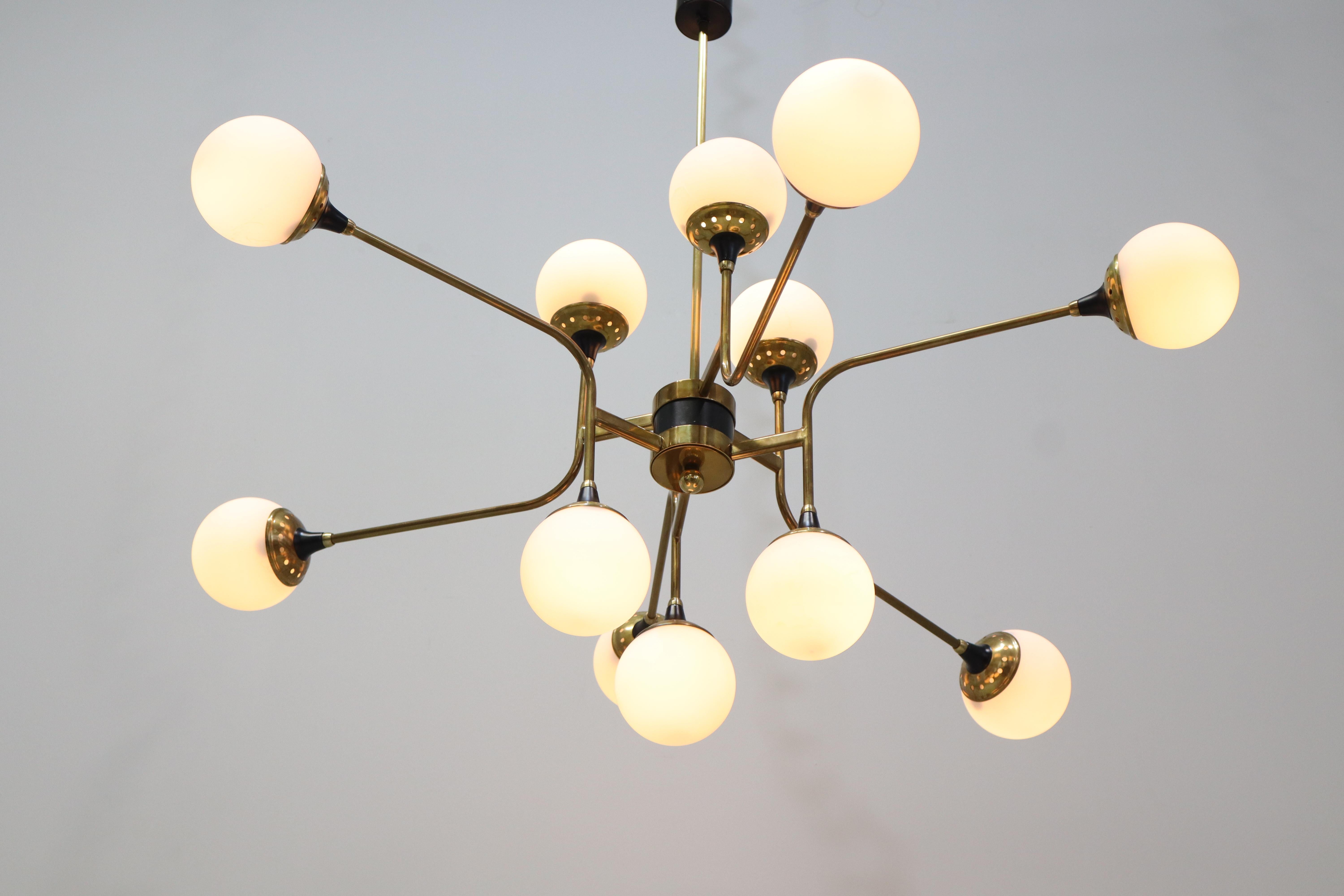 Lampadario Stilnovo a diciotto luci in ottone e vetro bianco 1950, italiano in vendita 2