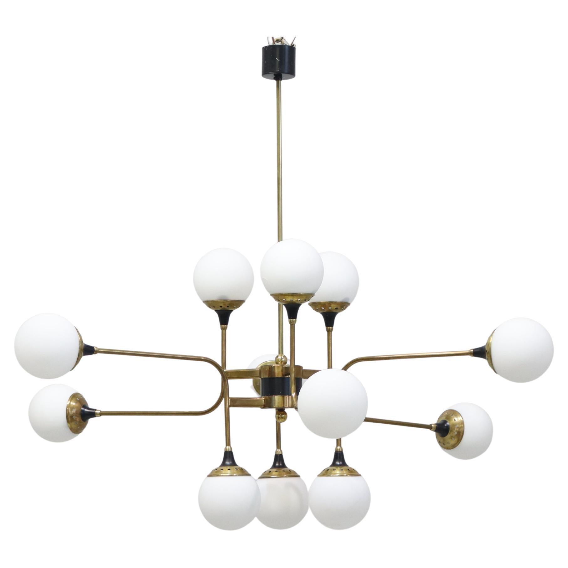 Lampadario Stilnovo a diciotto luci in ottone e vetro bianco 1950, italiano