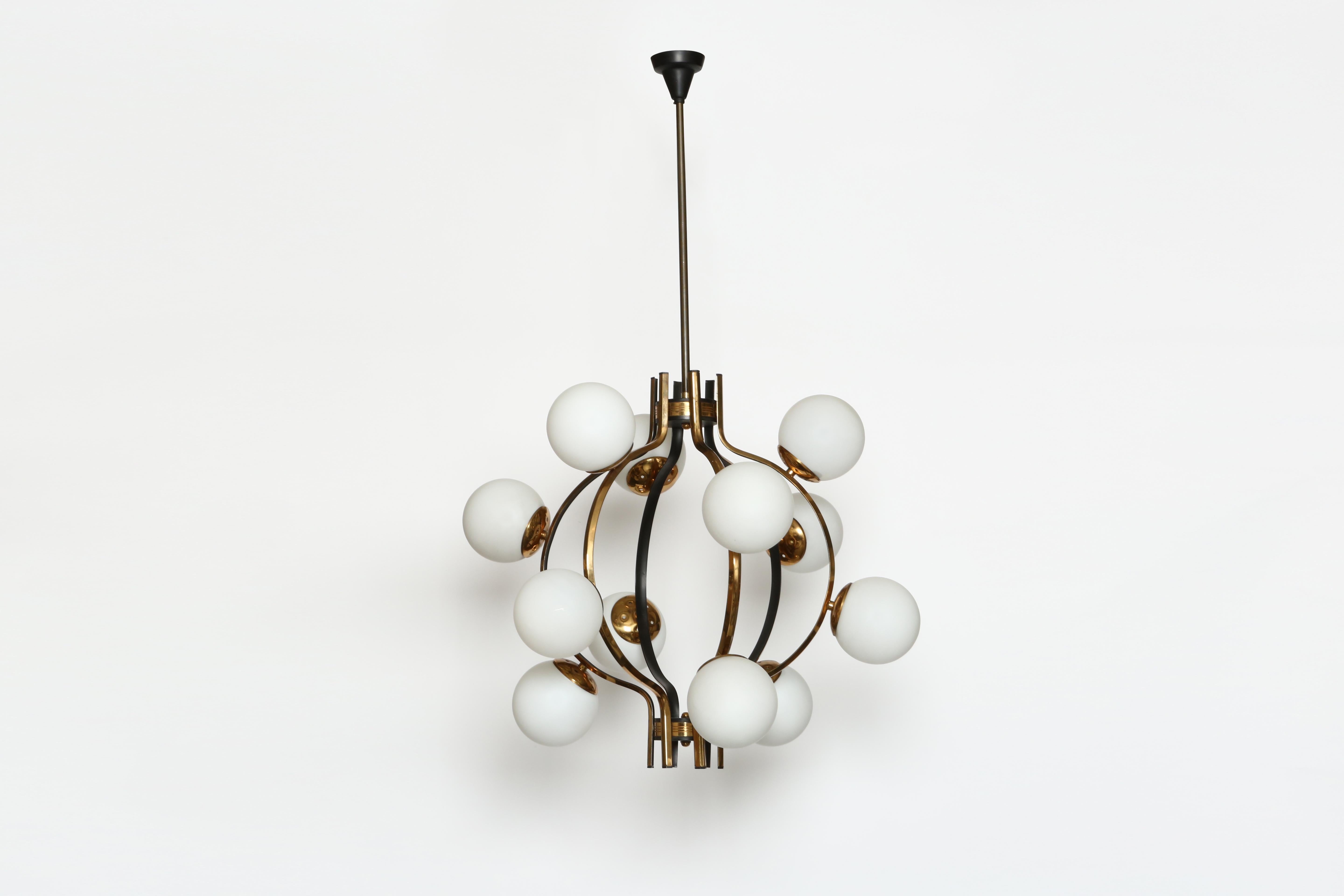 Stilnovo chandelier.
Made with brass, enameled metal and opaline glass globes.
12 globes.
Italy, 1950s.