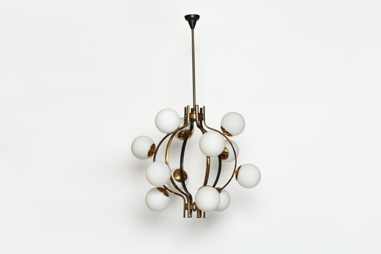 Stilnovo chandelier.
Made with brass, enameled metal and opaline glass globes.
12 globes.
Italy, 1950s.