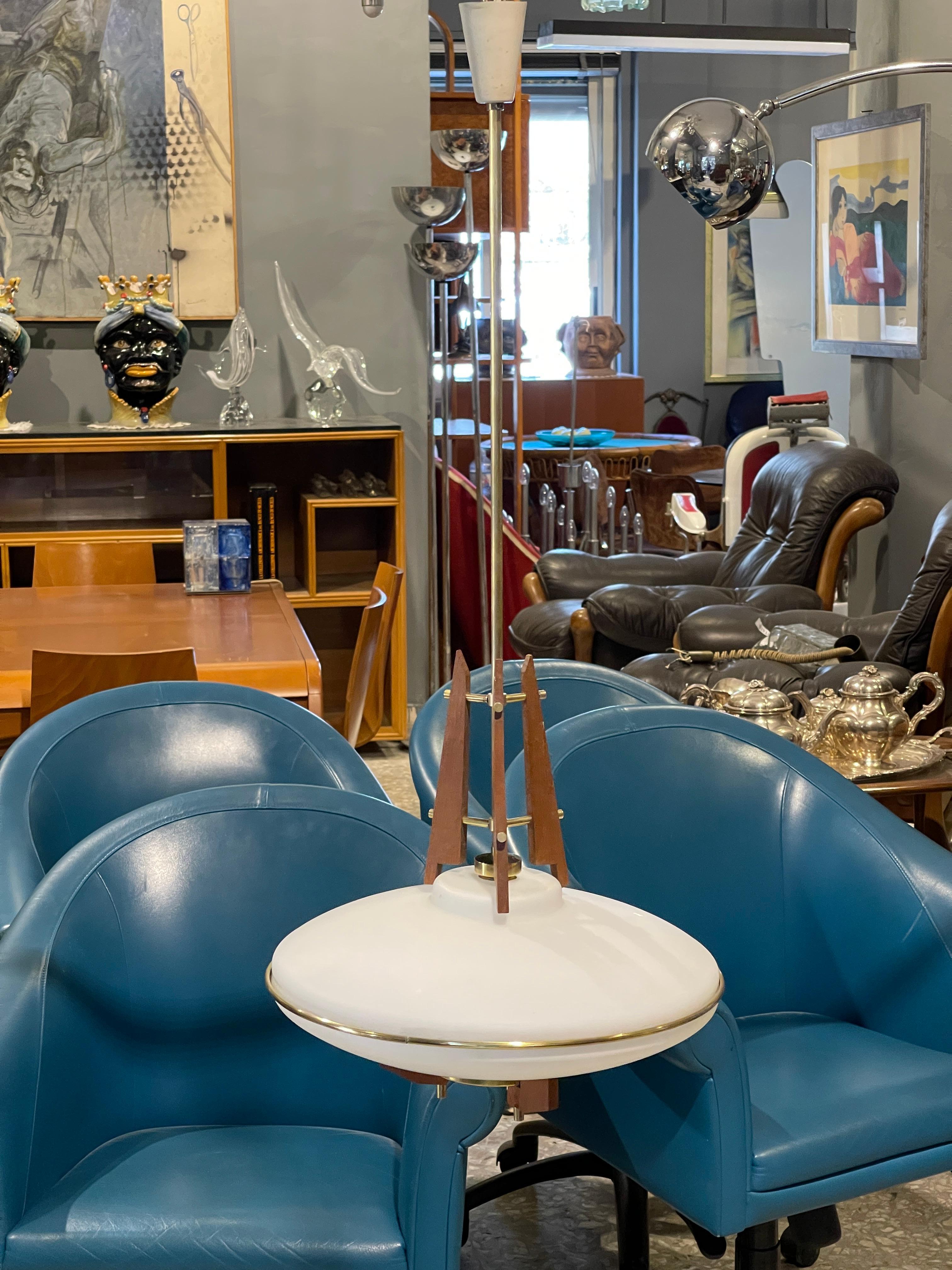 Chandelier in glass, brass and wood 1 light, Italian production of the 1960s, attributable to the Stilnovo company.