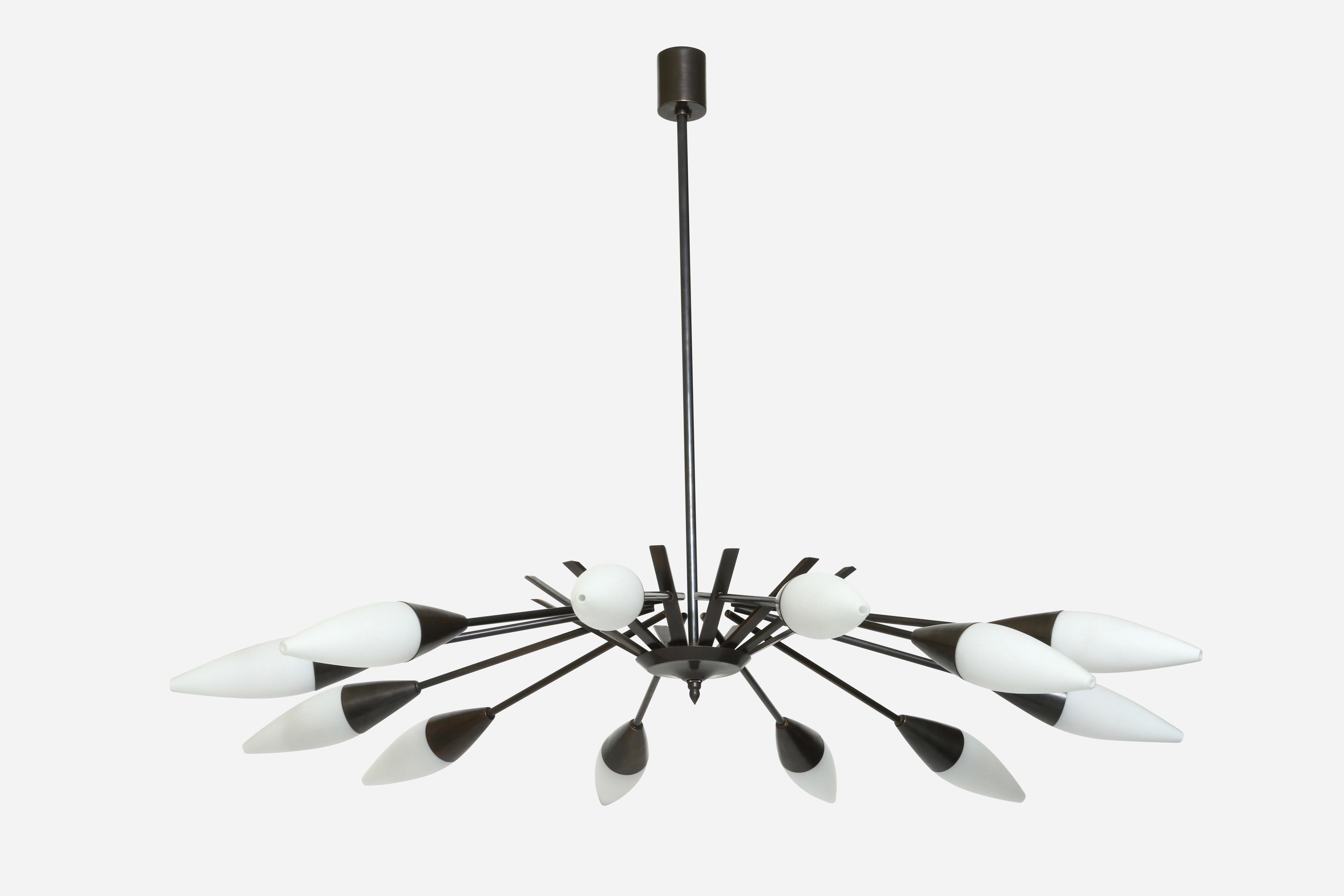 Lampadario Stillovo a 12 luci.
Disegnato e realizzato in Italia, anni '60
Vetro opalino a tre strati.
Rewired for US.
L'altezza complessiva è regolabile.
Può essere accorciata.
Ricablaggio gratuito negli Stati Uniti.
NESSUNA TASSA, tariffa o tassa