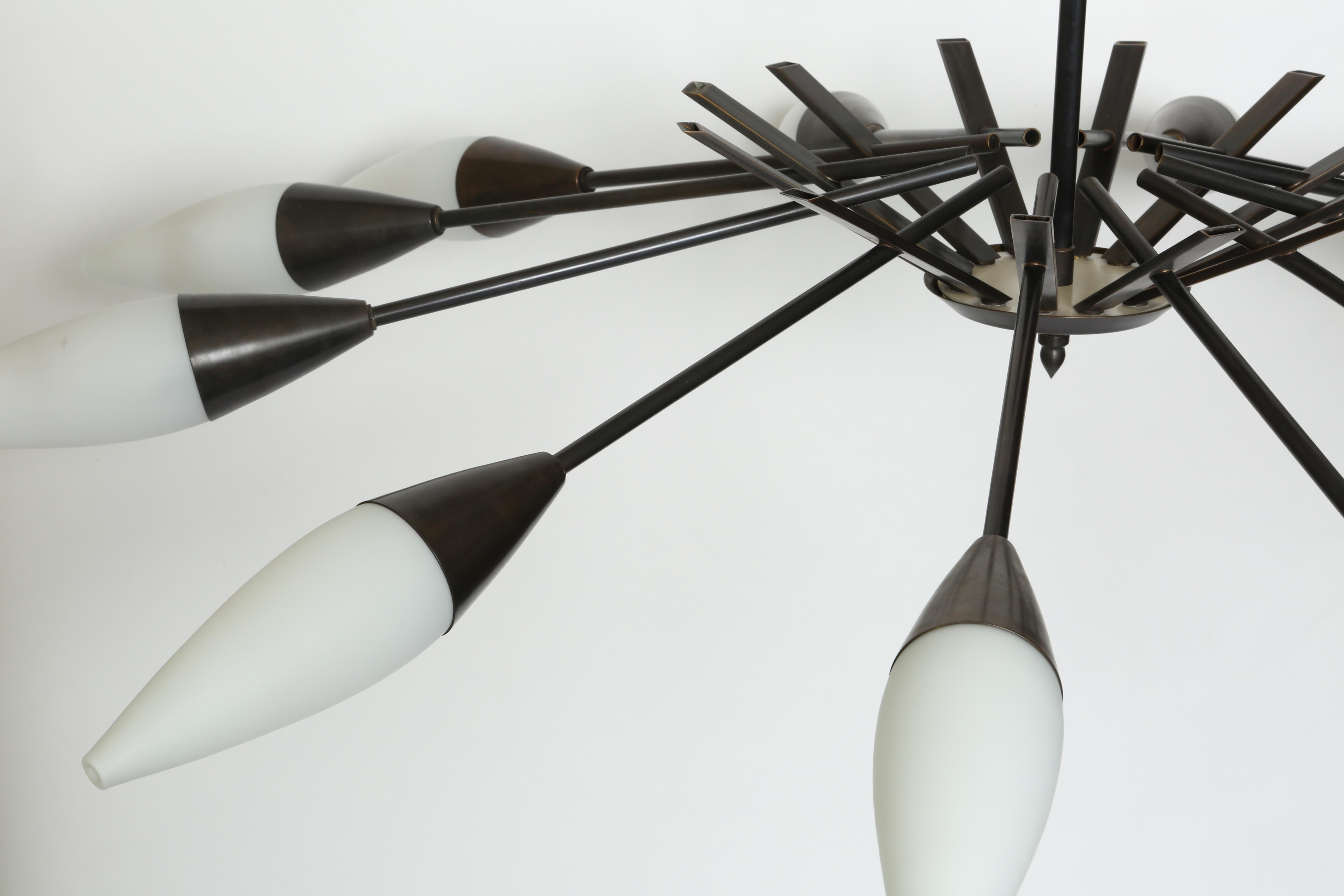 Metà XX secolo Lampadario Stilnovo, Italia circa 1960 in vendita