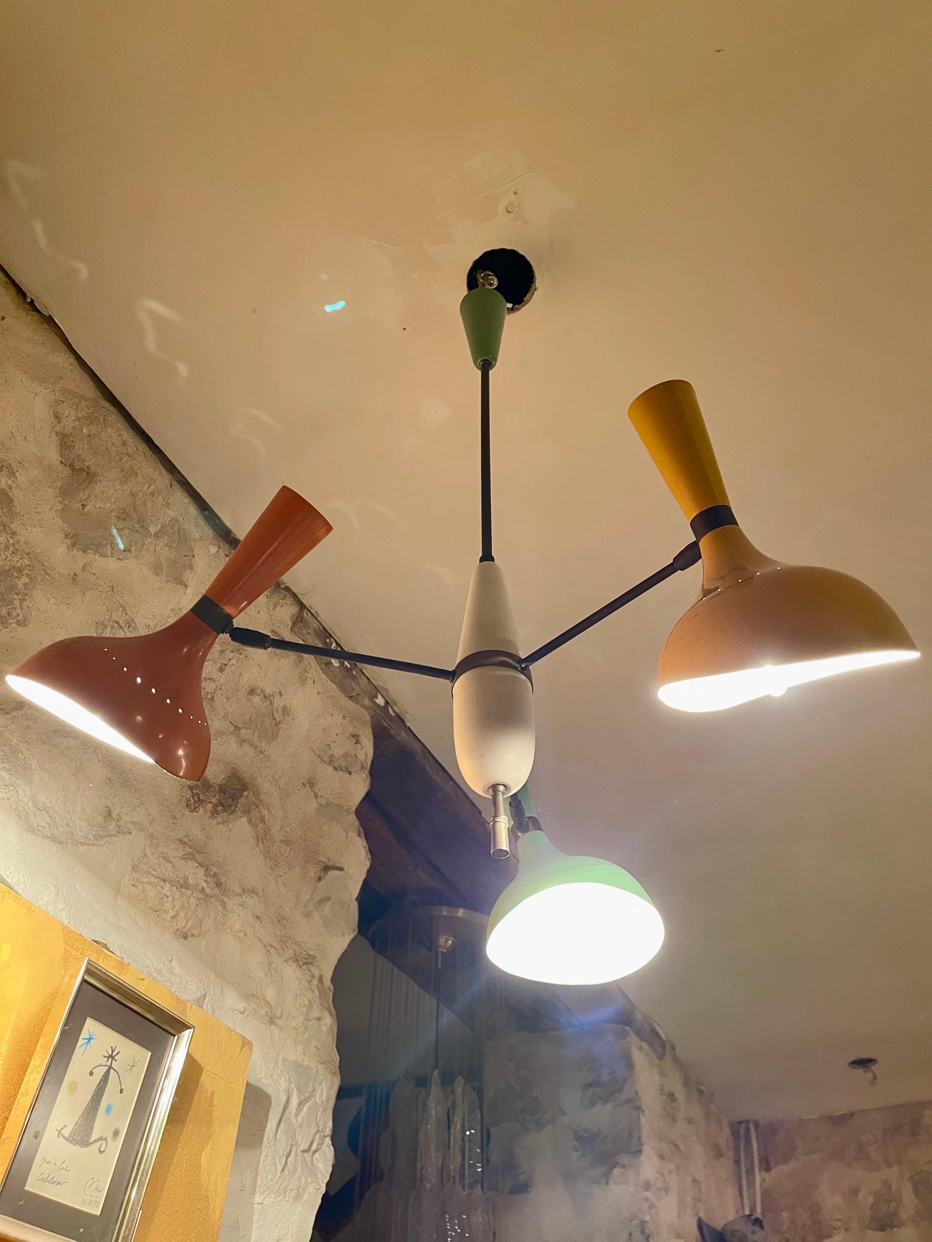 Mid-Century Modern Stilnovo Lustre laqué 3 Lights avec structure en laiton , Italie 1950s