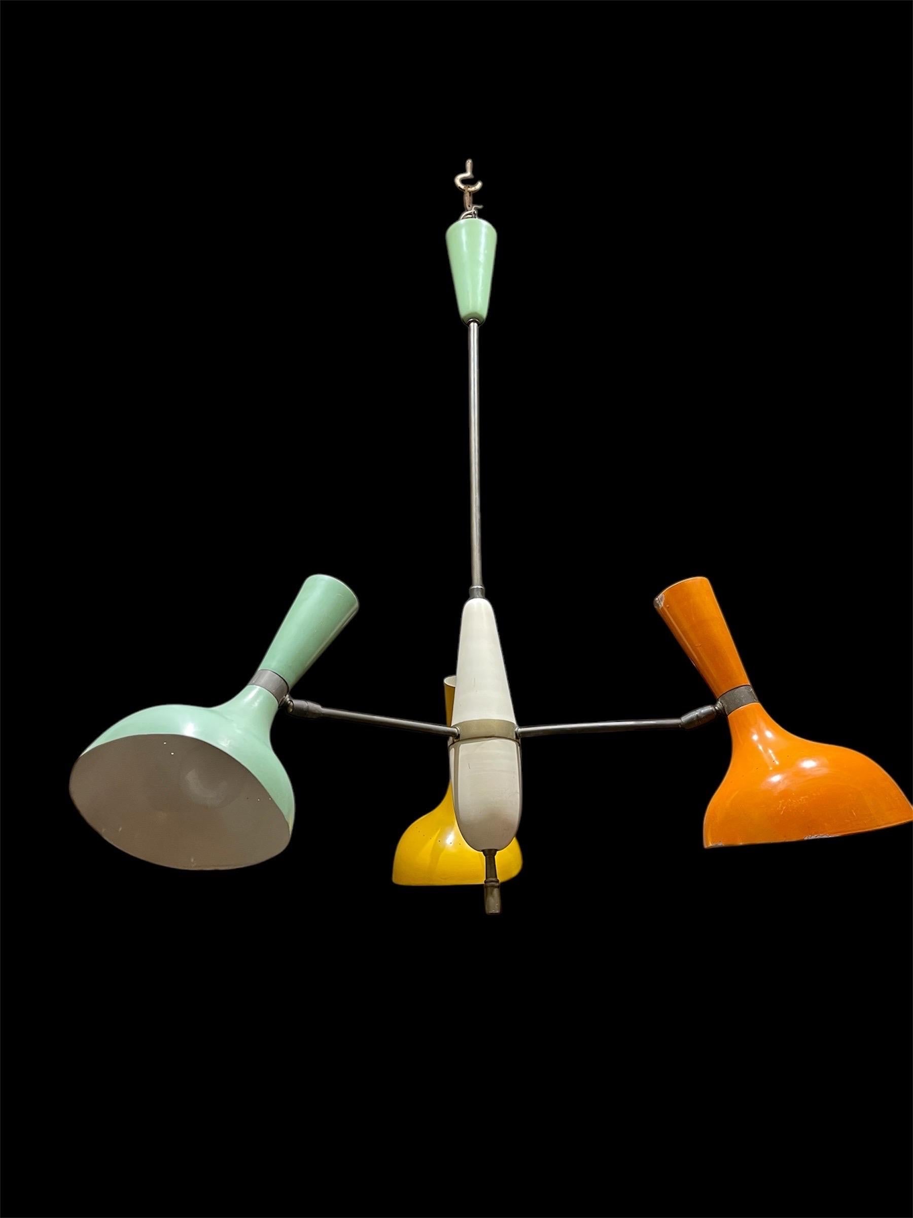 Sculpté à la main Stilnovo Lustre laqué 3 Lights avec structure en laiton , Italie 1950s