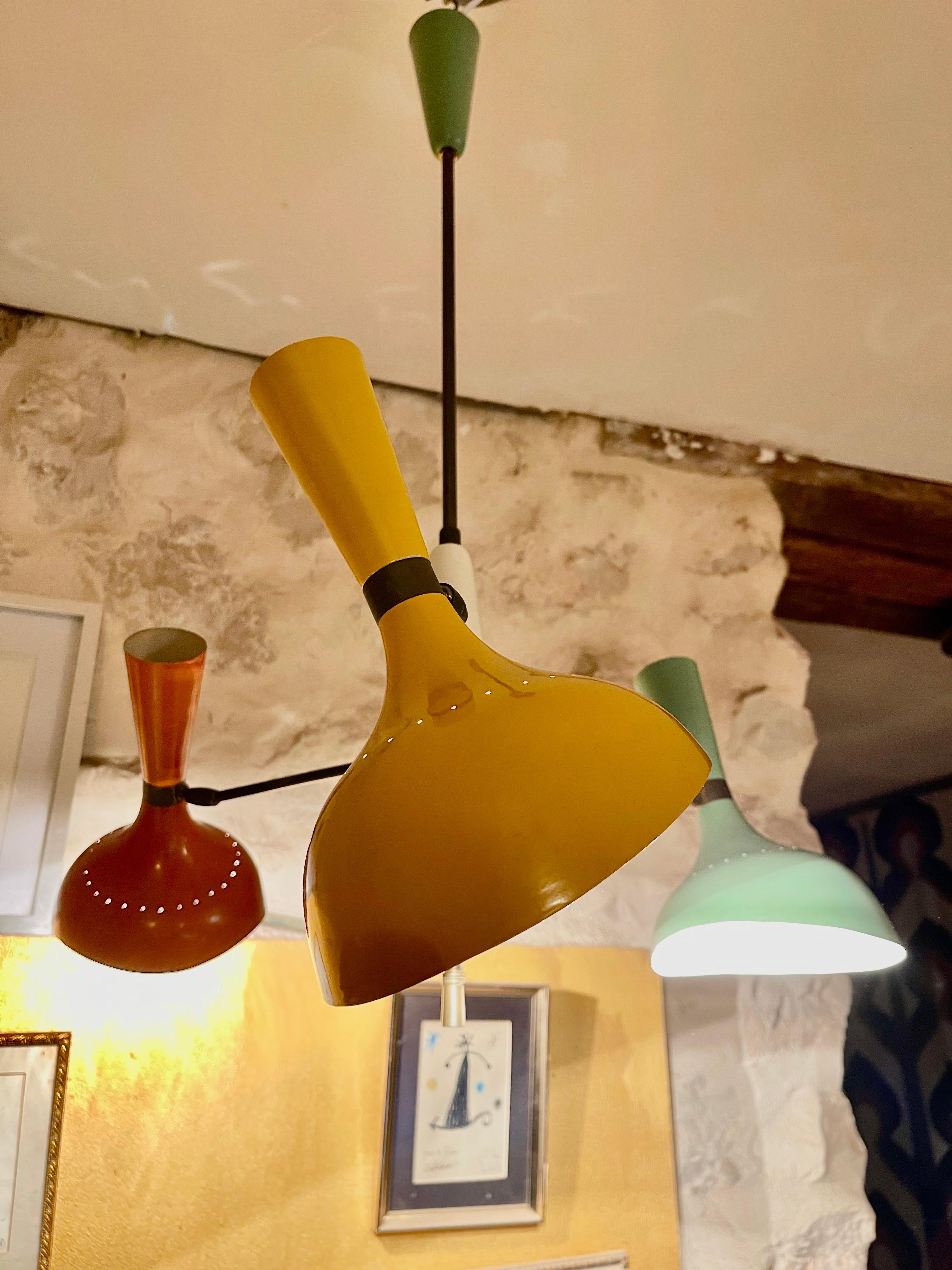 Milieu du XXe siècle Stilnovo Lustre laqué 3 Lights avec structure en laiton , Italie 1950s