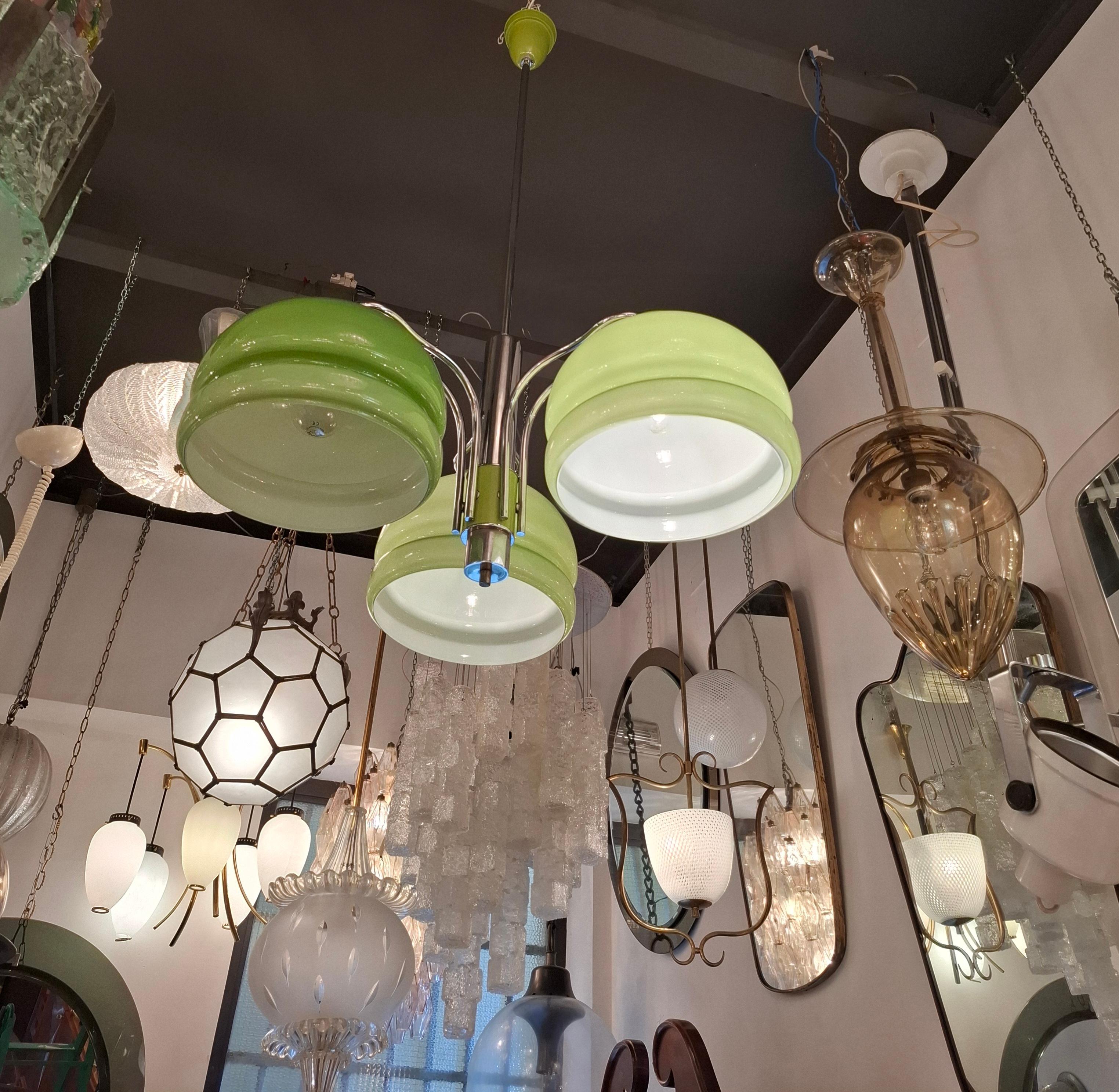 RARO LAMPADARIO DELLA STILNOVO A TRE LUCI IN VETRO INCAMICIATO VERDE  METALLO CROMATO E OTTONE..PROVENIENTE DA UNA CASA DI MILANO....buono stato. 