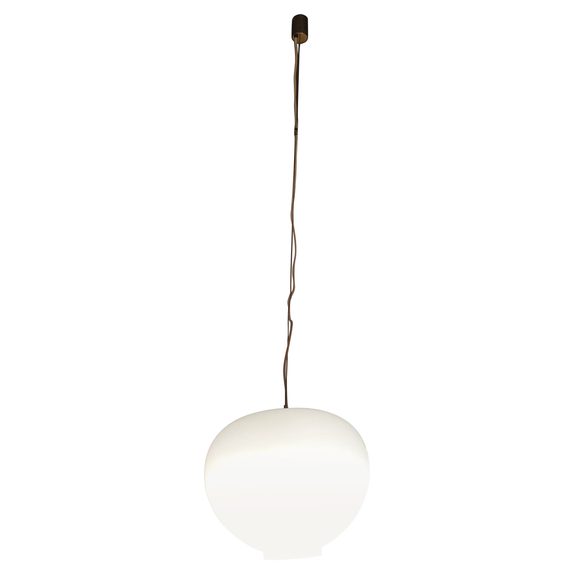 Lampadario Stilnovo in vetro opalino e ottone 'regolabile in altezza' 1950 Italia in vendita
