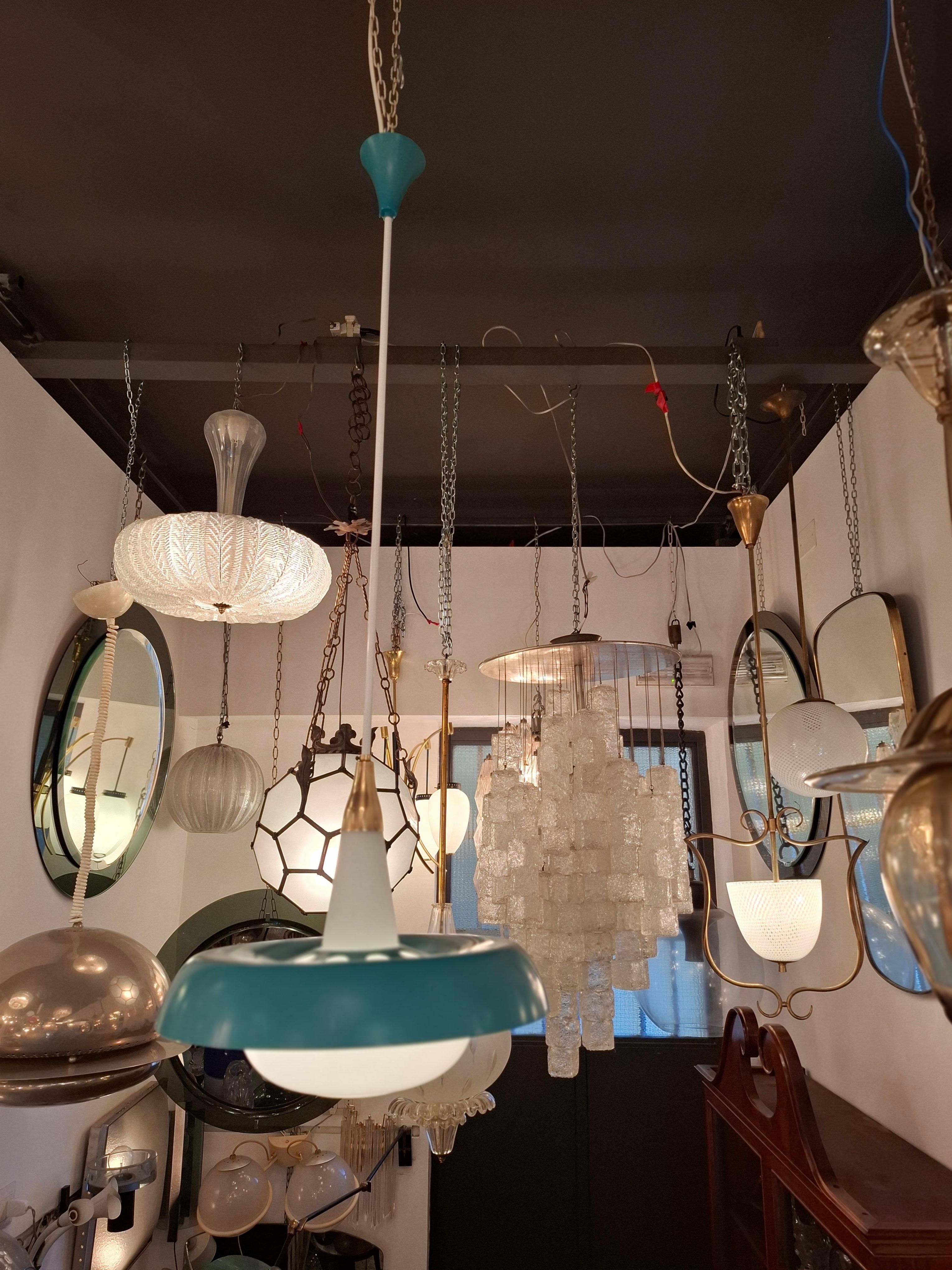 BELLISSIMO E RARO LAMPADARIO Stilnovo in vetro opale OTTONE e metallo del 1950....
