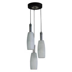 Lampadario Stilnovo con paralumi in vetro opalino Manifattura italiana anni '70