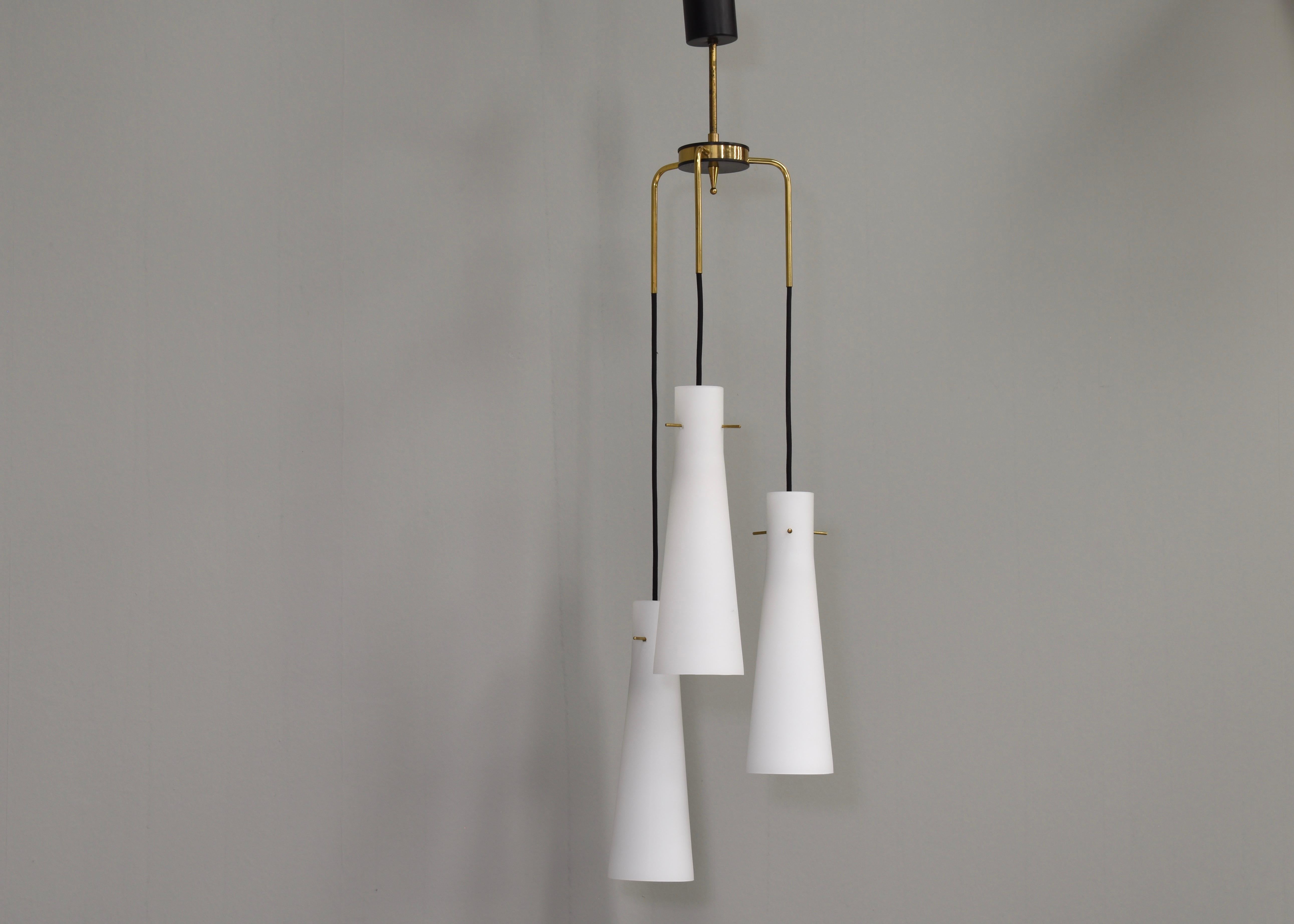 Stilnovo Chandelier with Opaline Glass Shades and Brass – Italy, circa 1950 In Excellent Condition For Sale In Pijnacker, Zuid-Holland