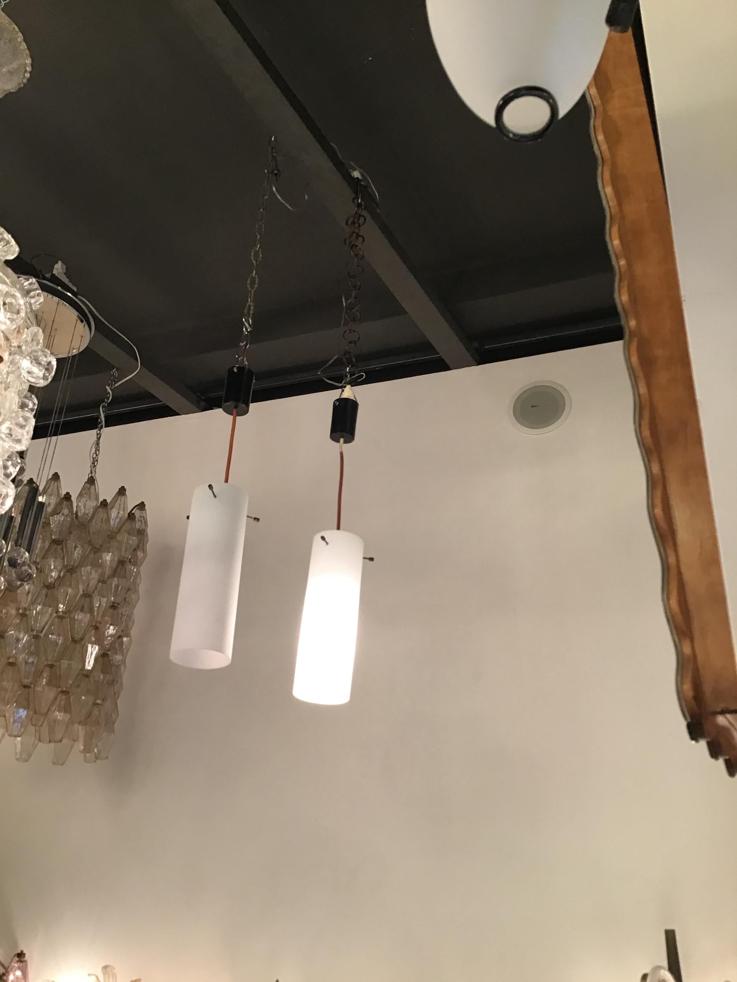 Lámparas de Cristal Opalino Blanco Latón Plástico, Italia, Atrib. a Stilnovo, c. 1960 en Bueno estado para la venta en Milano, IT