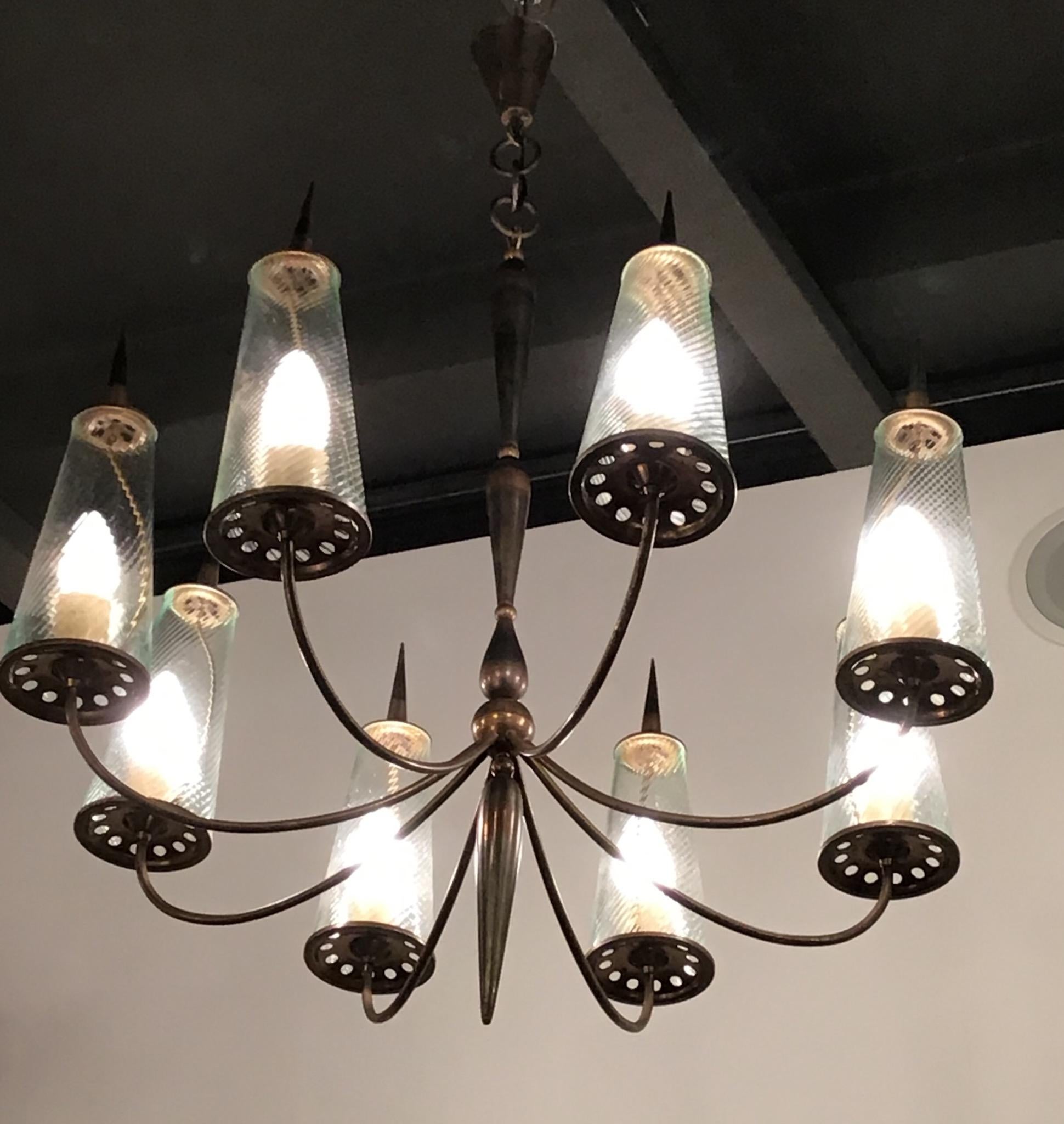 Metà XX secolo Coppia di Chandler in ottone e vetro a 8 luci, Italia, attribuito a Stilnovo circa 1948 in vendita