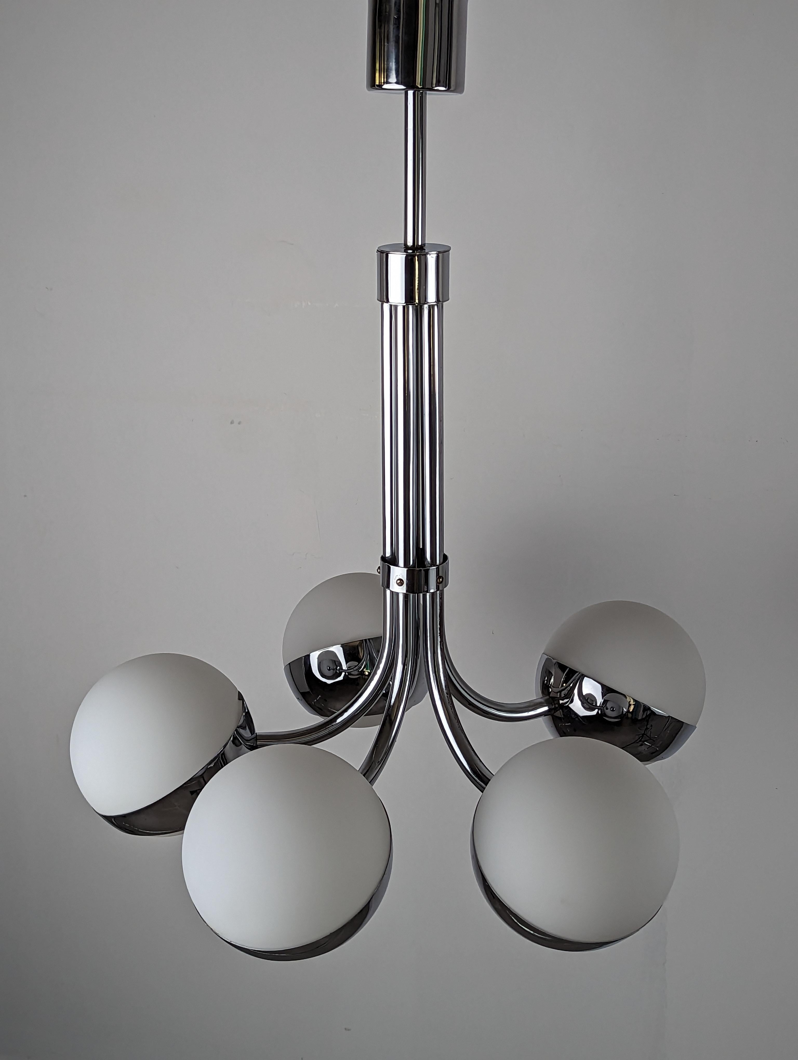 Lampadario con lampada cromata Stilnovo 1960s In condizioni buone in vendita a Benalmadena, ES