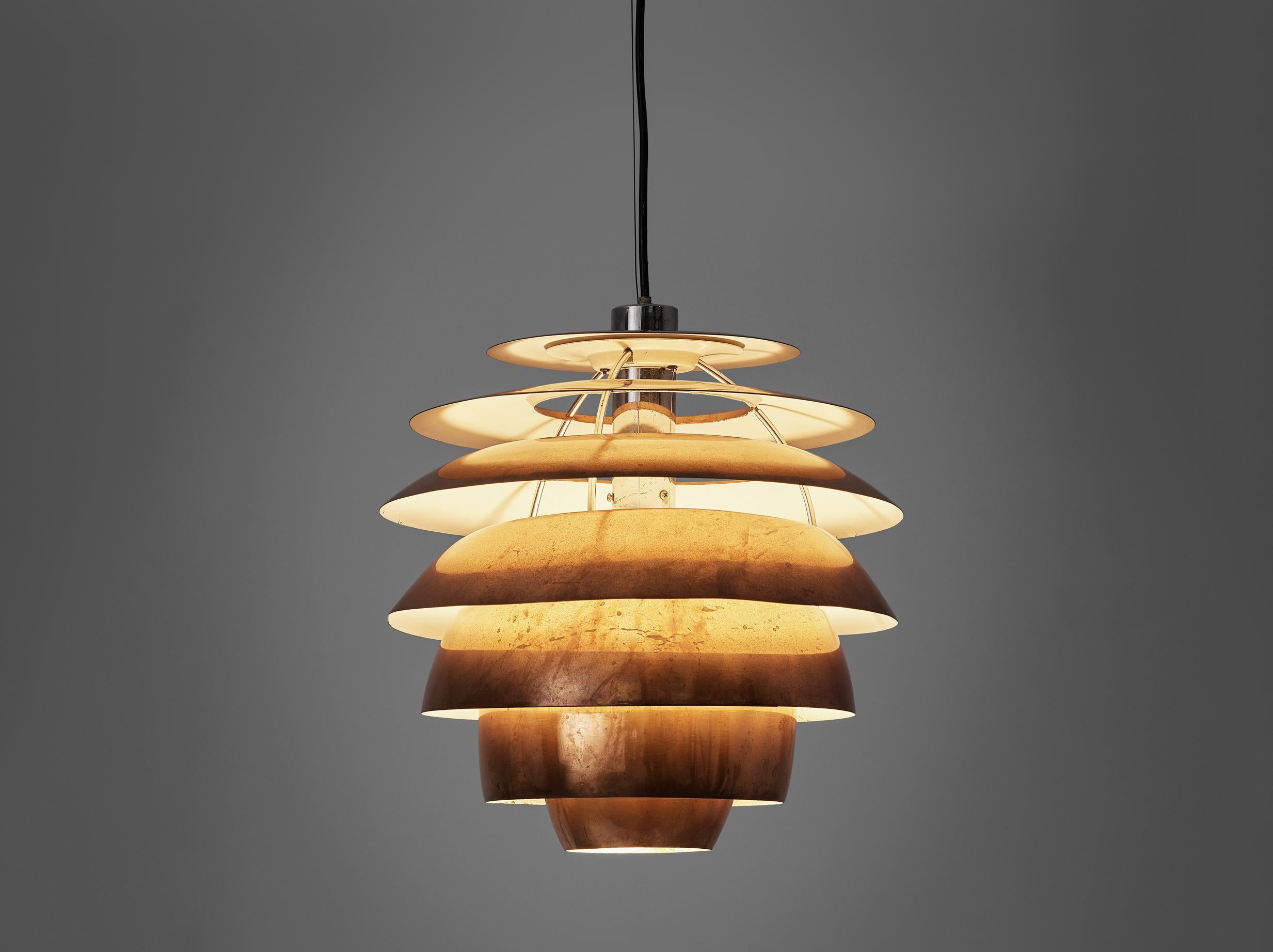 Stilnovo, pendant, model 1231, copper, colored metal, Italy, 1960s.

This Stilnovo pendant has the shape of a 'beehive' and is built up of several copper layers that are white lacquered on the inside. The shades emit a soft glow while concealing