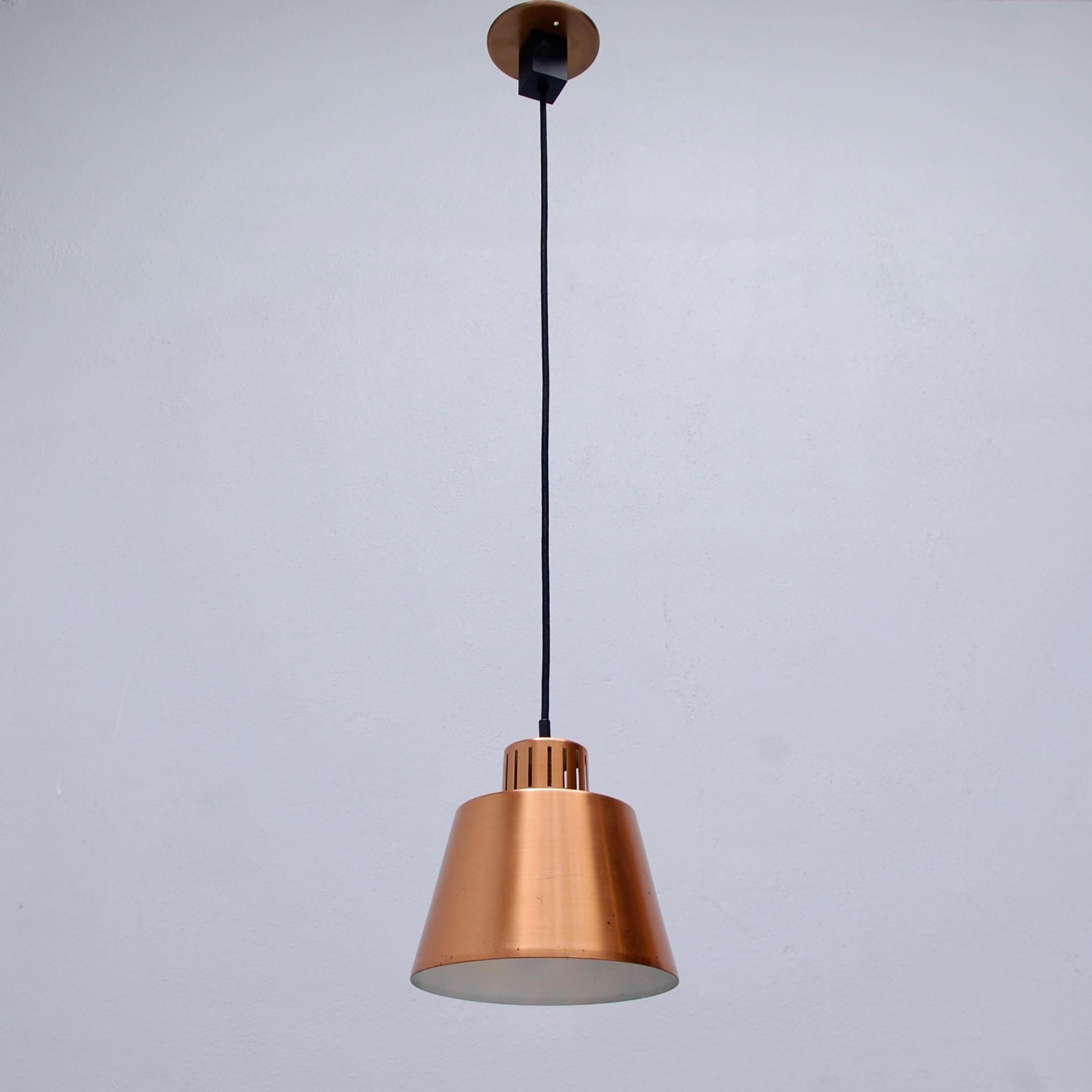 Four (4) beautiful copper pendants by Stilnovo, Italy, 1950s. Original aged copper finish. Wired for use in the US. Current OAD can be adjusted upon request. Single E26 medium based light socket per pendant Light bulb included. Priced