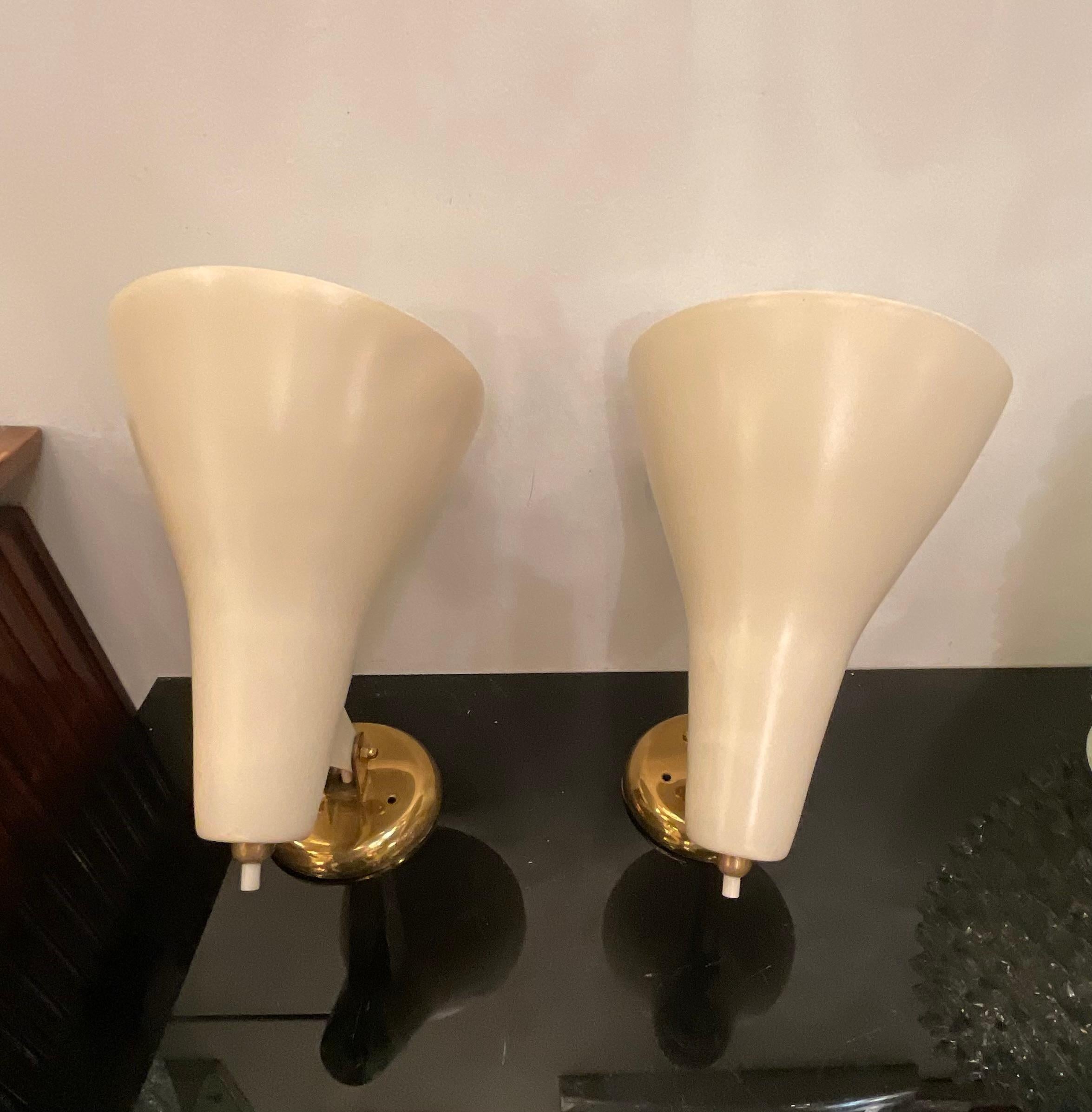 STILNOVO - Ein Paar Wandleuchten aus den 1950er Jahren, Messing und Metall, beige lackiert, innen weiß, in perfektem Zustand und funktionsfähig.
Sehr funktionell und schwenkbar, um das Licht nach Bedarf zu lenken.
Klare und elegante Linien, die