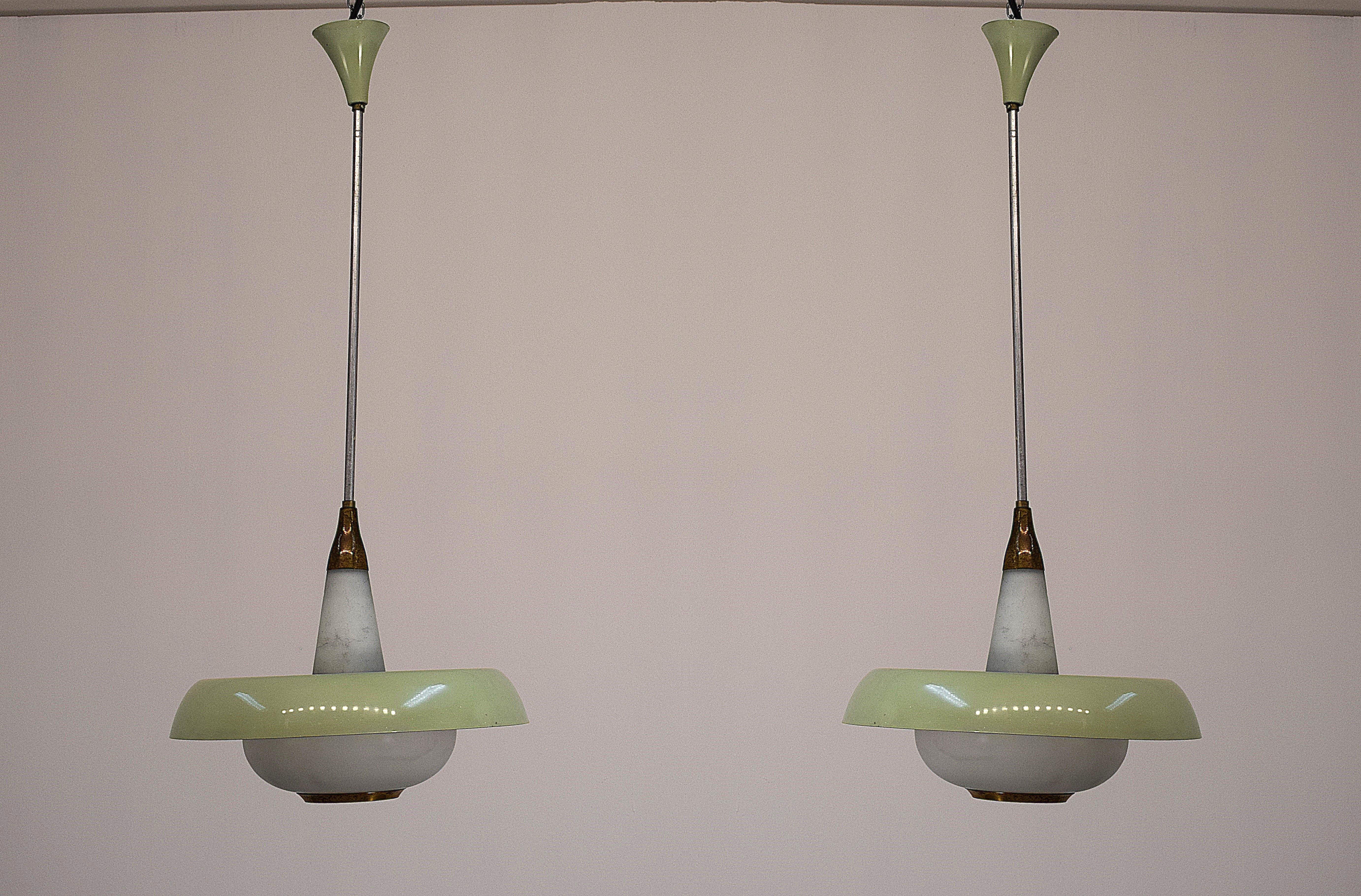 Pareja de lámparas de araña  Stilnovo, fabricado en Italia en la década de 1950. Diseño refinado y líneas elegantes típicas del modernismo italiano. Estructura compuesta de latón, metal pintado de verde claro y cristal opalino, que difunde una luz